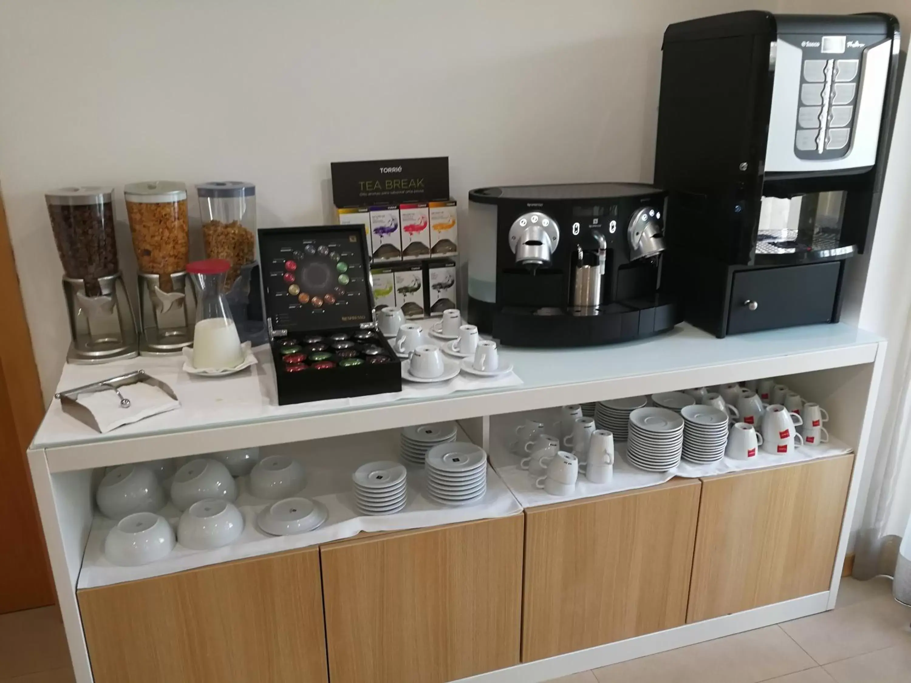 Coffee/tea facilities in Hotel Canada