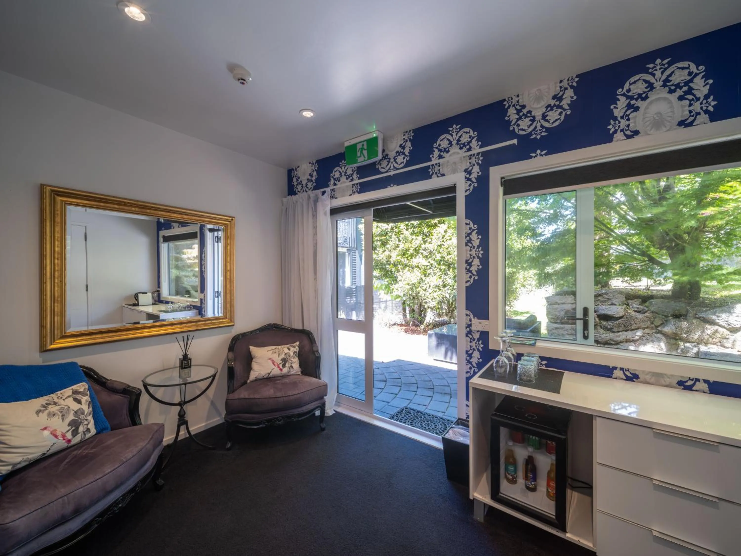 Seating area in Black Swan Lakeside Boutique Hotel