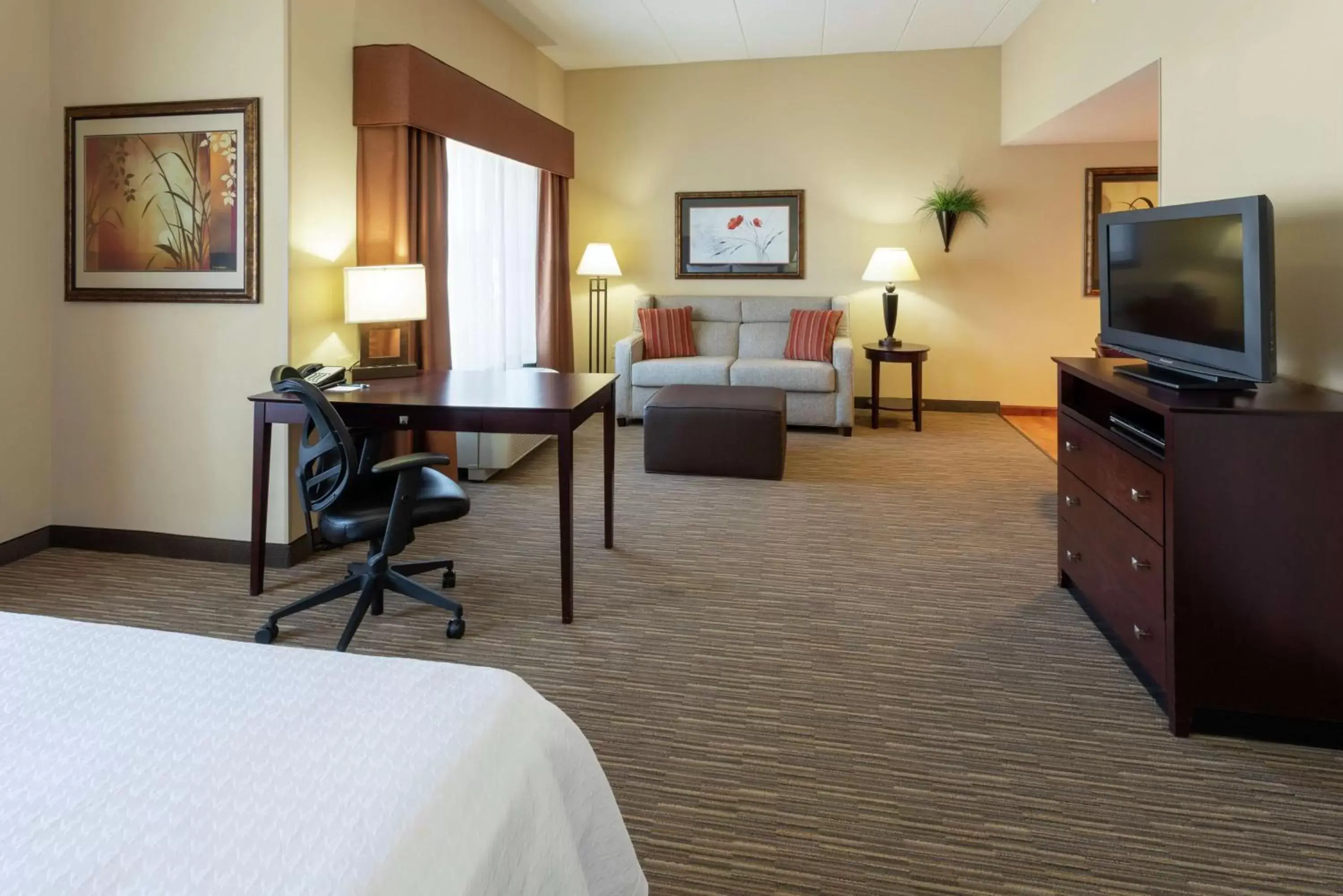 Bedroom, TV/Entertainment Center in Homewood Suites by Hilton Minneapolis - Saint Louis Park at West End