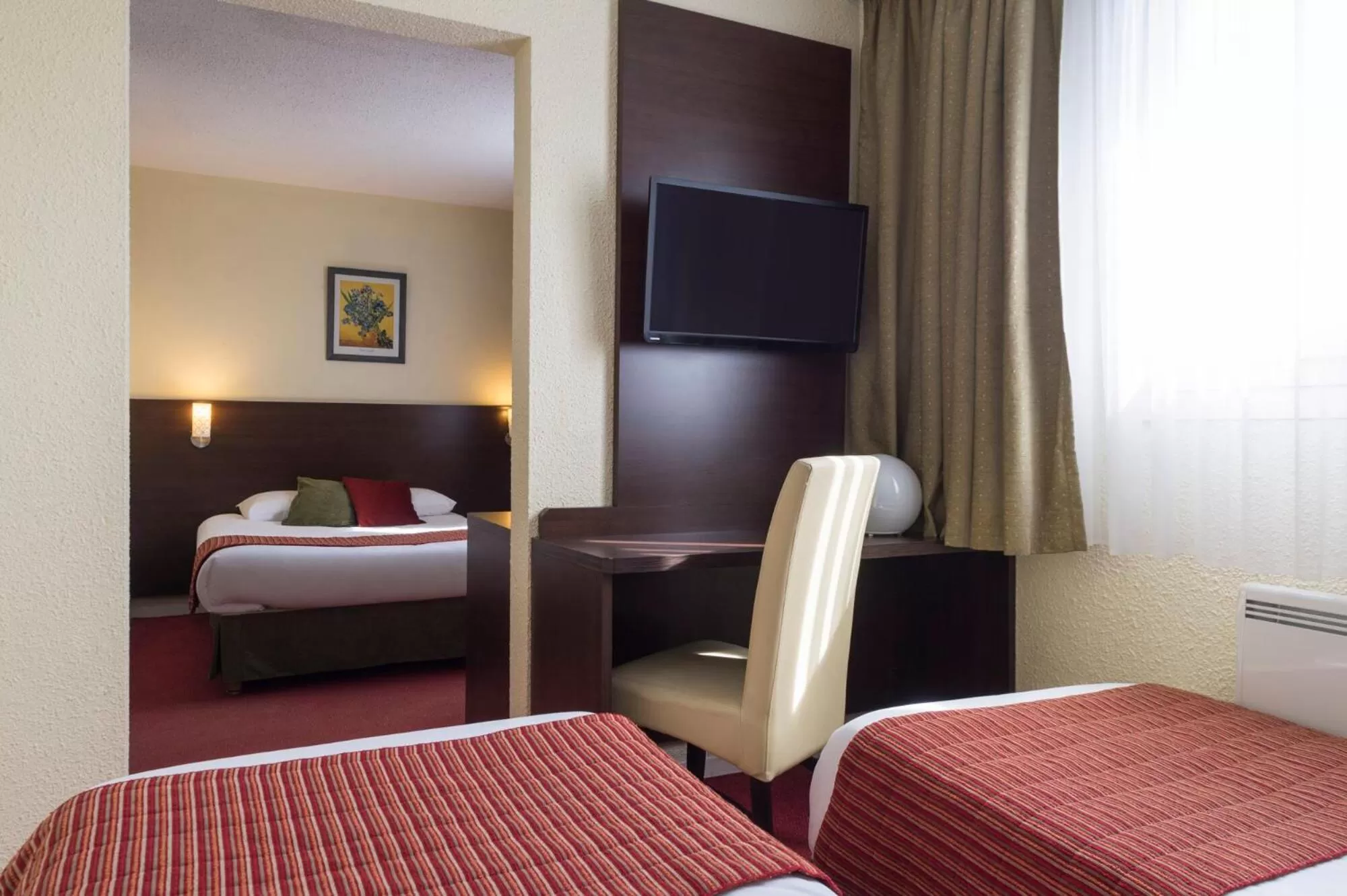 TV and multimedia, Bed in The Originals City, Hôtel Paris Sud, Orly-Draveil