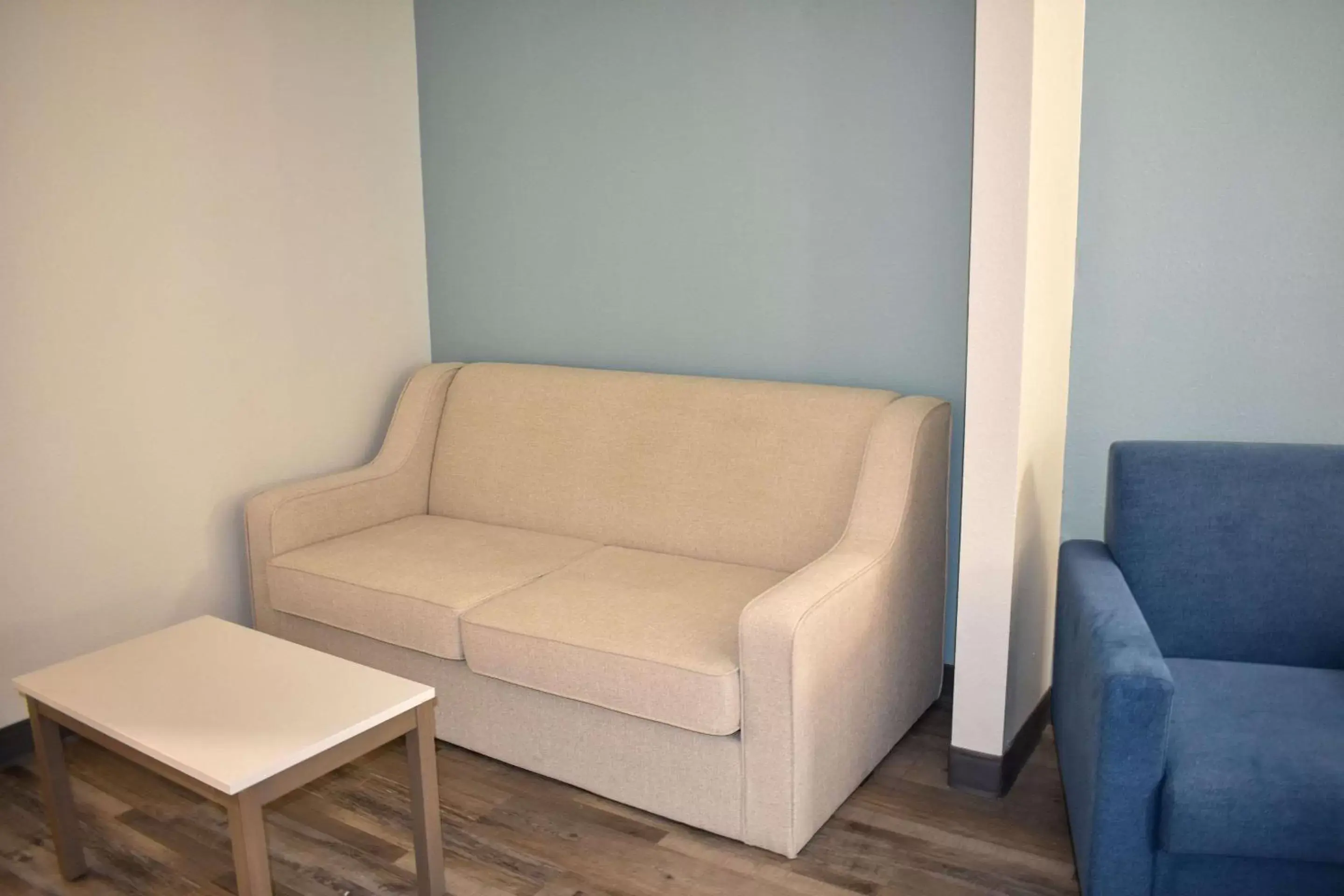 Bedroom, Seating Area in Clarion Pointe Vidalia - Lyons West