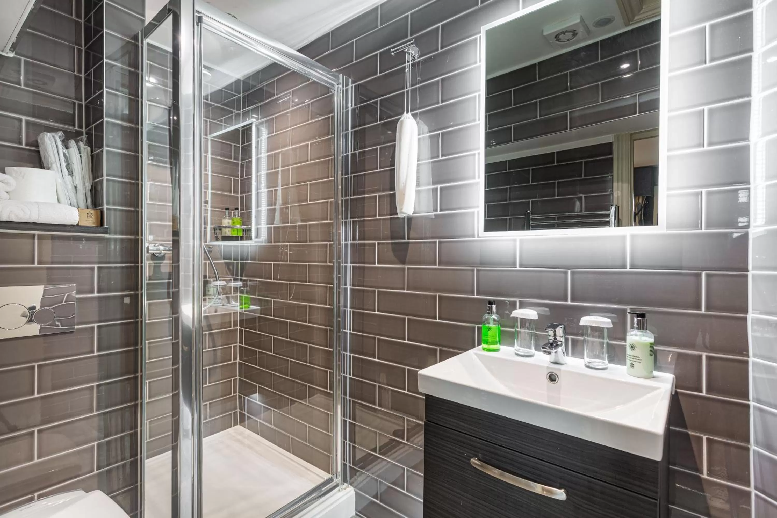 Bathroom in The George Hotel, Amesbury, Wiltshire - The Coaching Inn Group