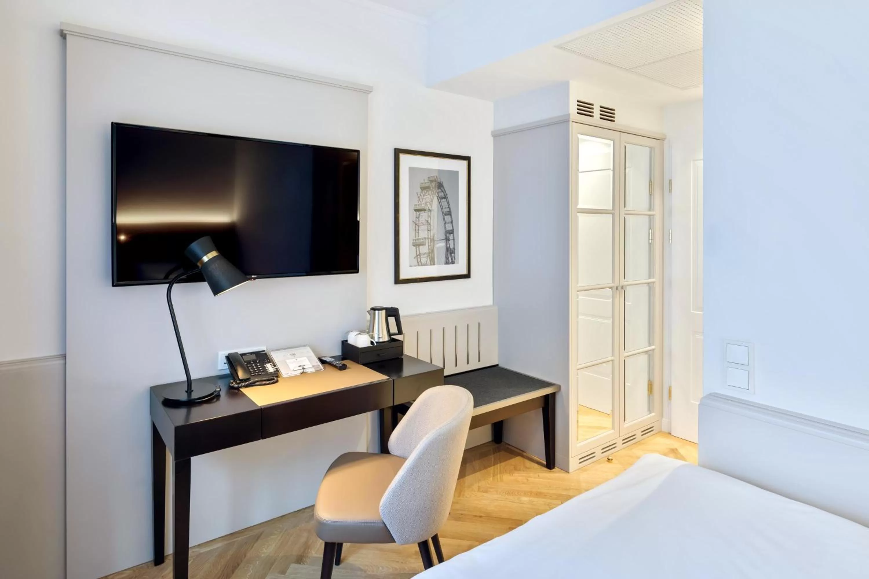 Photo of the whole room, Bed in Austria Trend Parkhotel Schönbrunn Wien