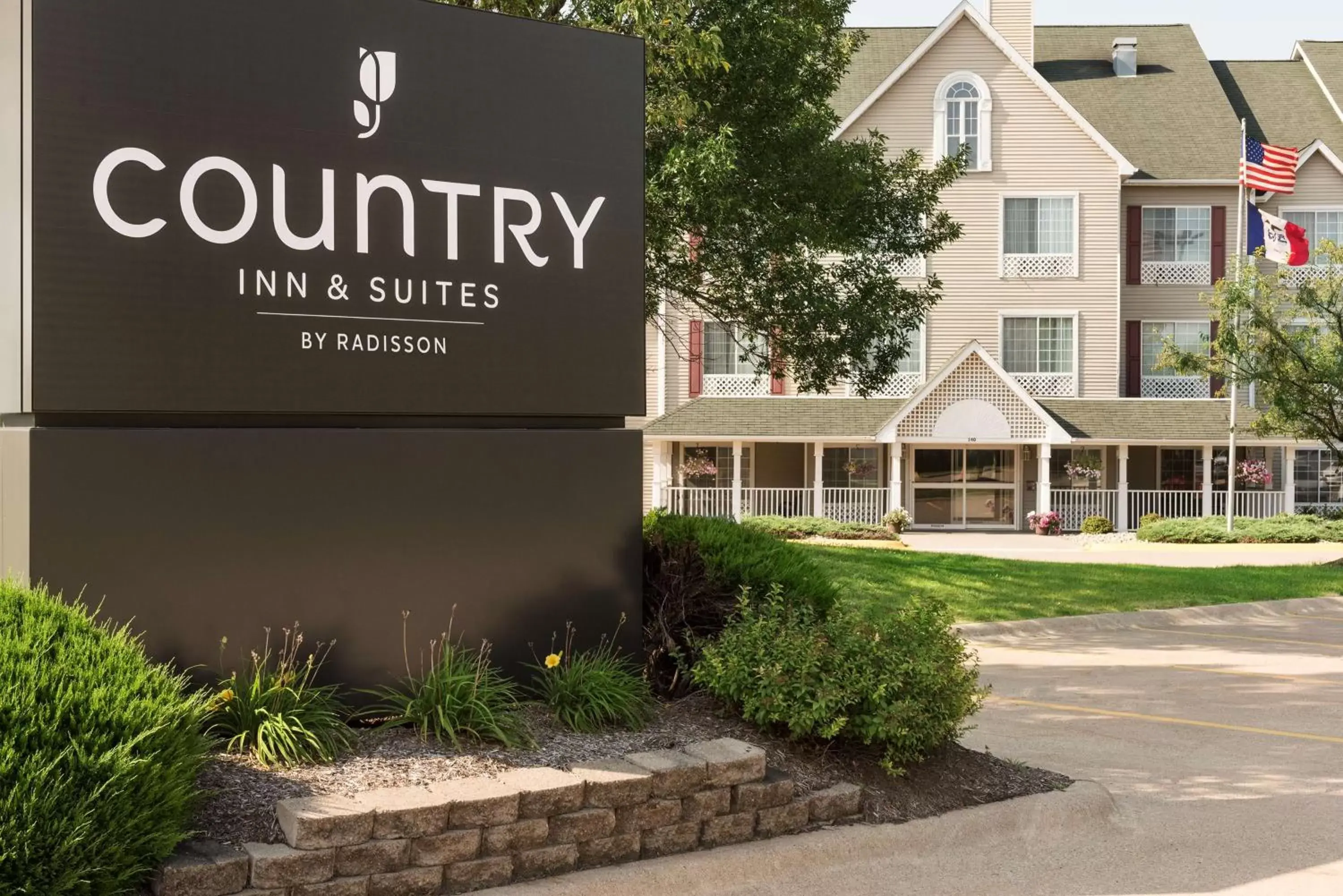 Property Building in Country Inn & Suites by Radisson, Davenport, IA