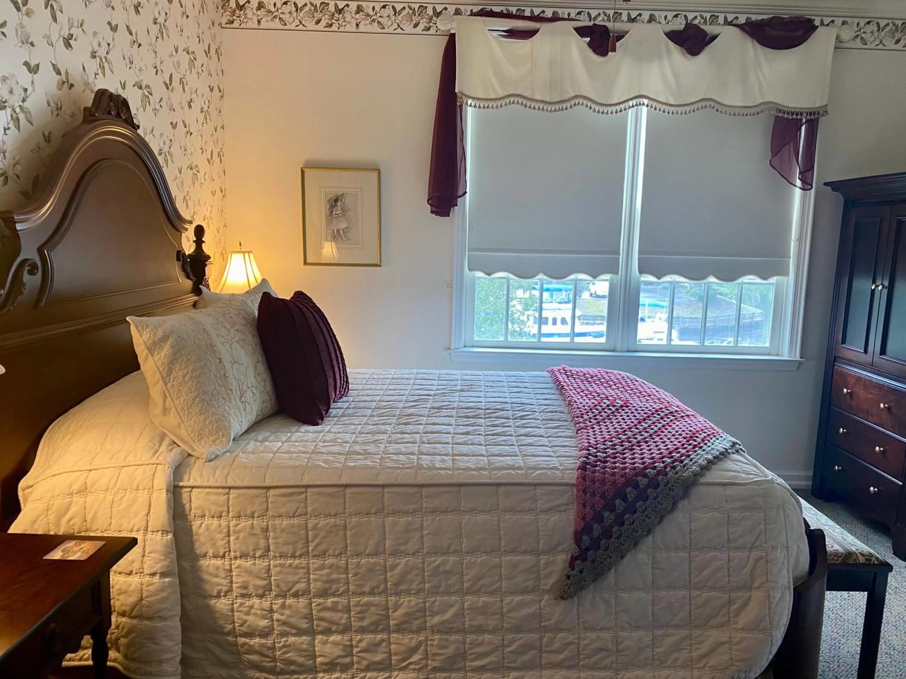 Photo of the whole room, Bed in The Cypress Inn