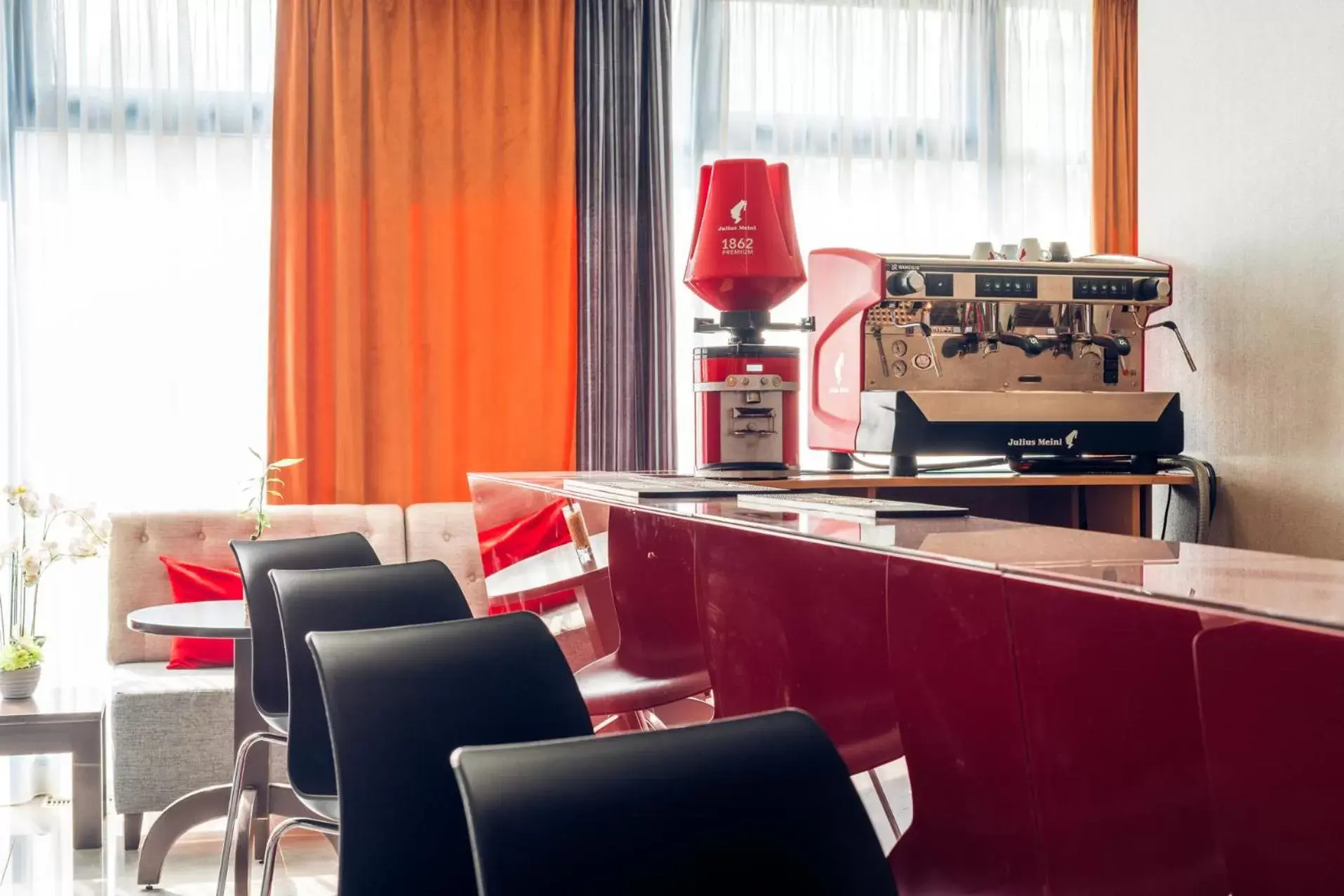 Lounge or bar, Lounge/Bar in Ramada by Wyndham Constanta
