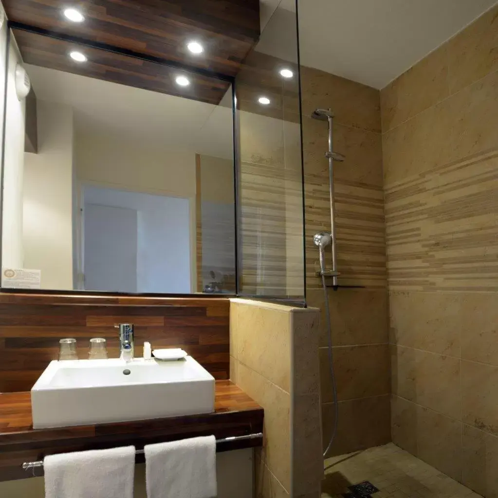 Bathroom in Hôtel Le Biarritz
