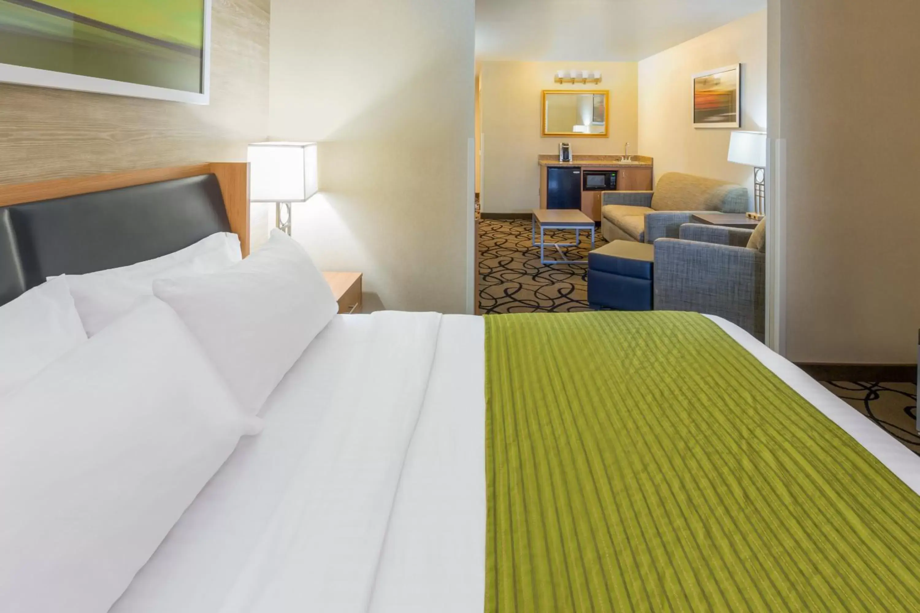 Photo of the whole room, Bed in Holiday Inn Express Hotel and Suites - Henderson, an IHG Hotel