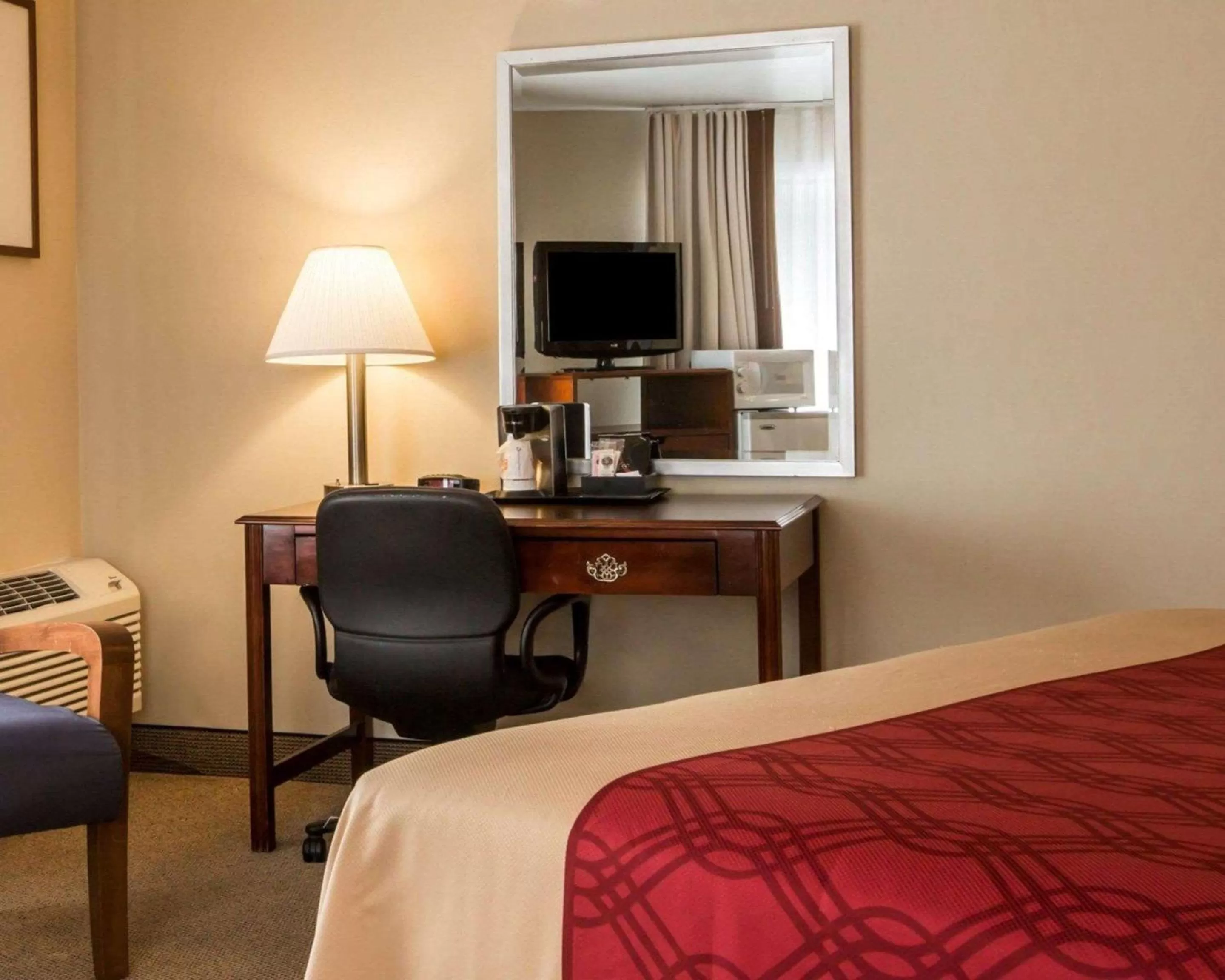 Photo of the whole room, Bed in Econo Lodge Lakes Region