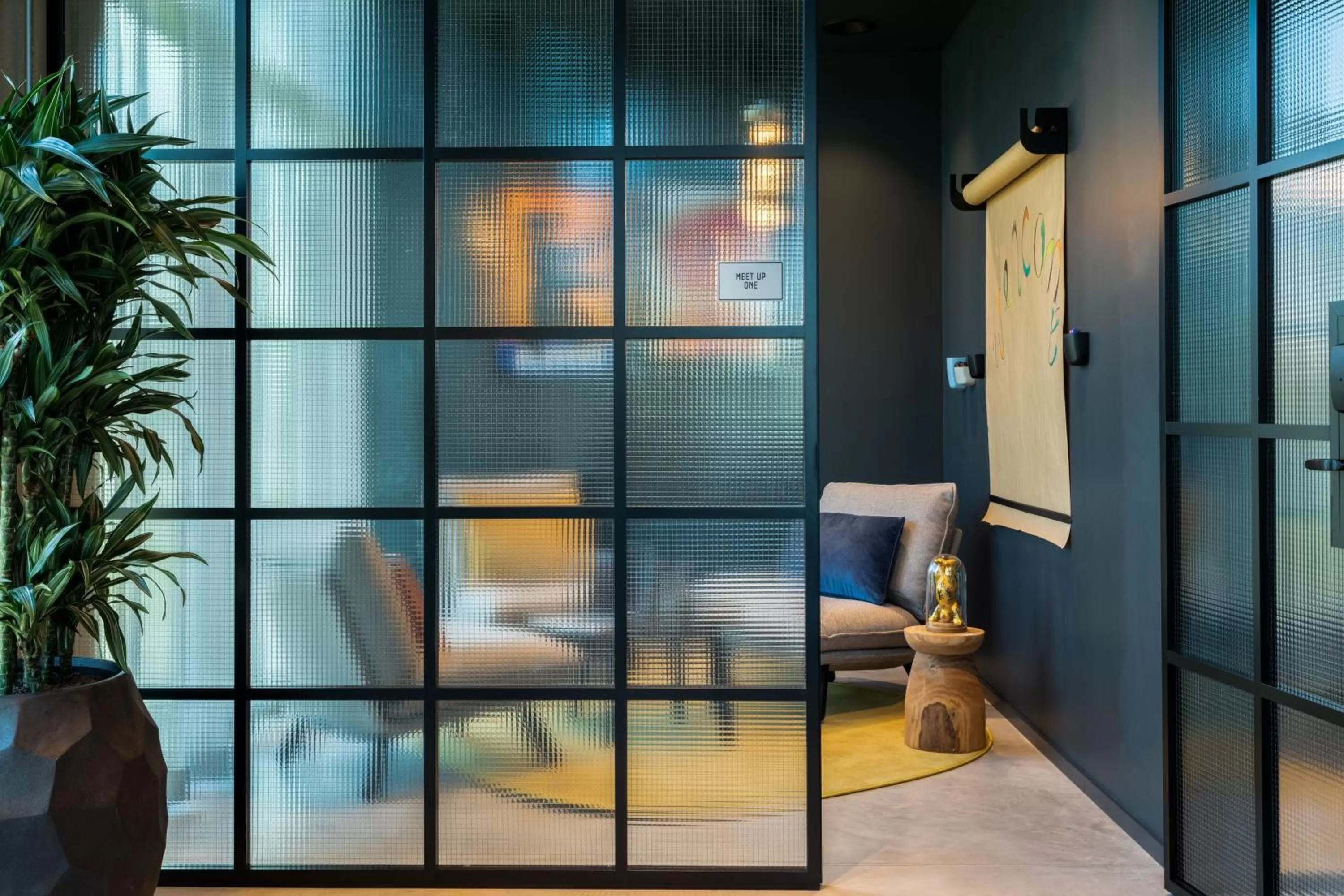 Meeting/conference room, Bed in Moxy Berlin Airport