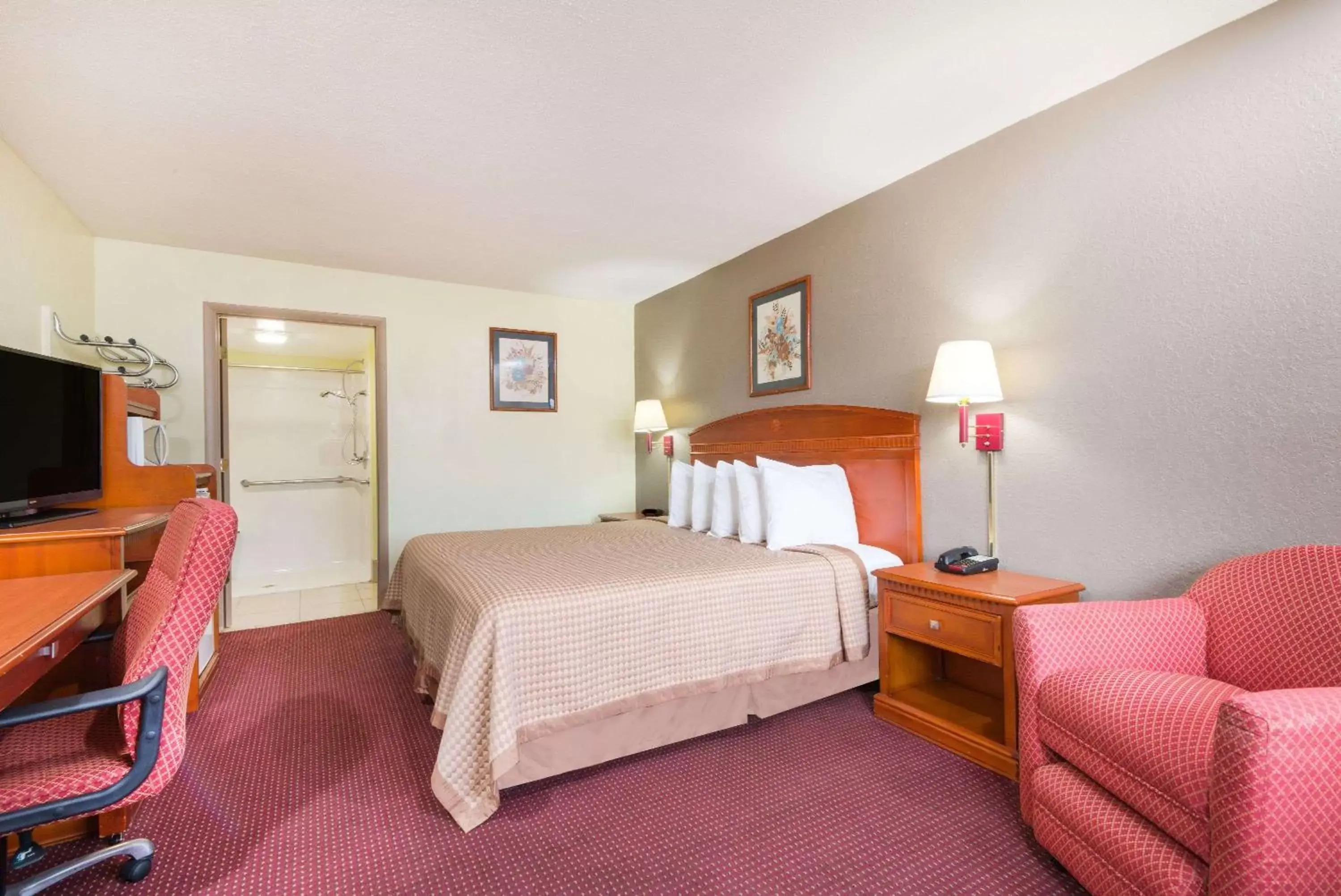 Photo of the whole room, Bed in Days Inn by Wyndham Paintsville