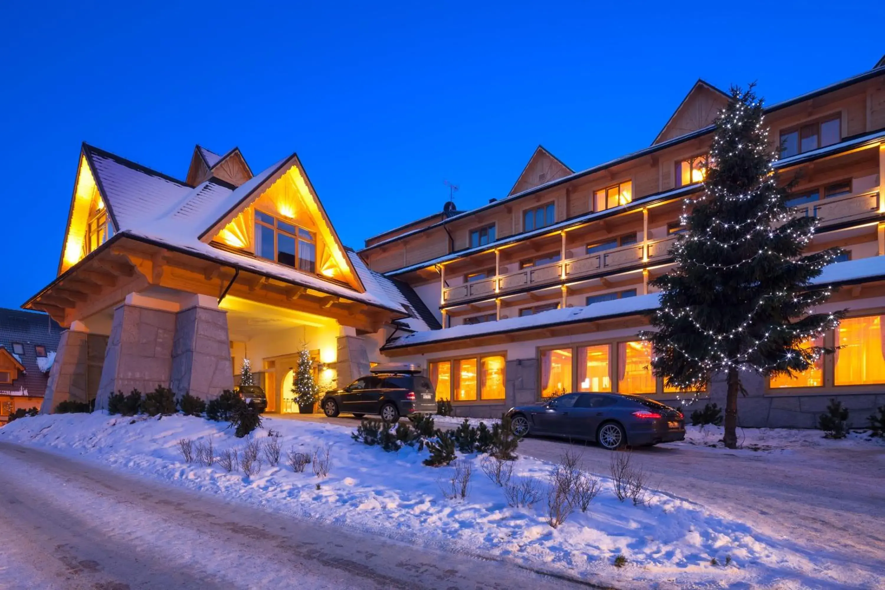 Facade/entrance, Winter in Hotel Bania Thermal & Ski