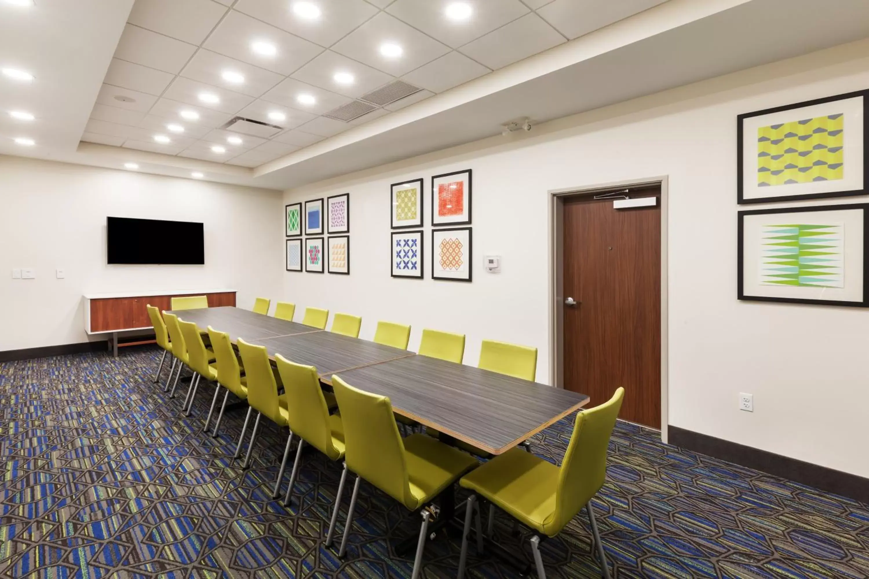 Meeting/conference room in Holiday Inn Express & Suites - Lenexa - Overland Park Area, an IHG Hotel