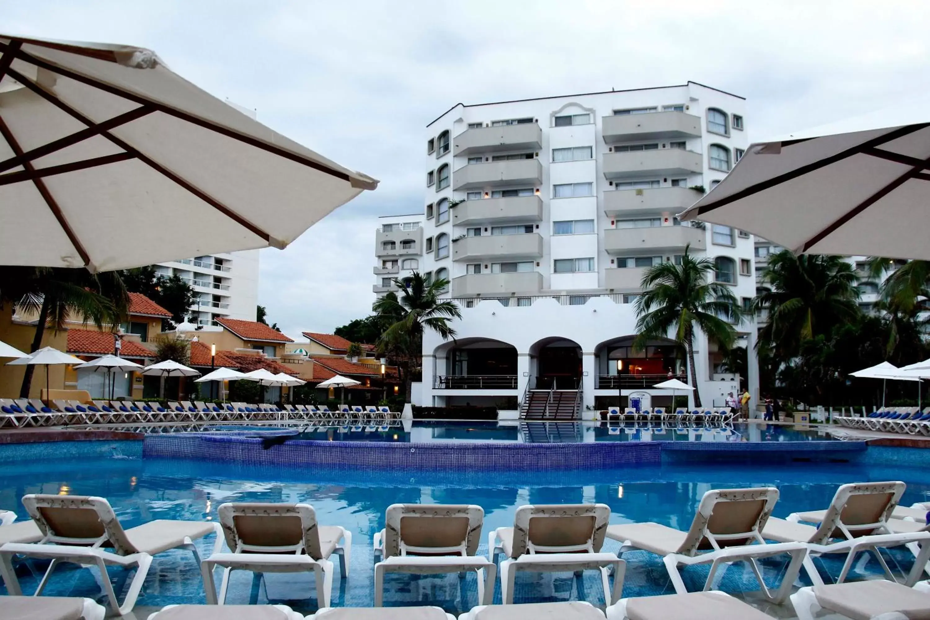 BBQ facilities, Swimming Pool in Tesoro Ixtapa All Inclusive