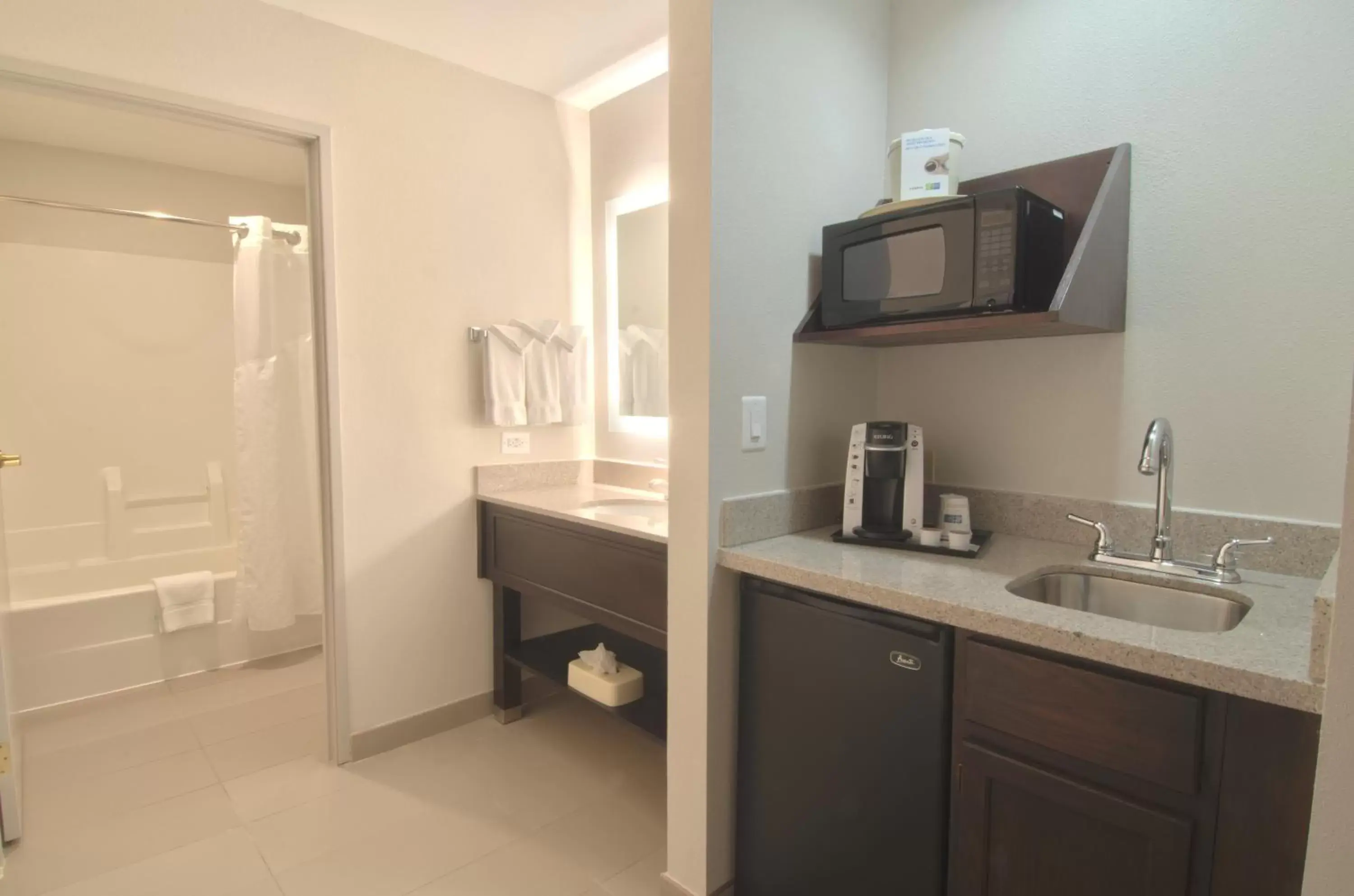 Bedroom, Kitchen/Kitchenette in Holiday Inn Express & Suites Chicago-Libertyville, an IHG Hotel