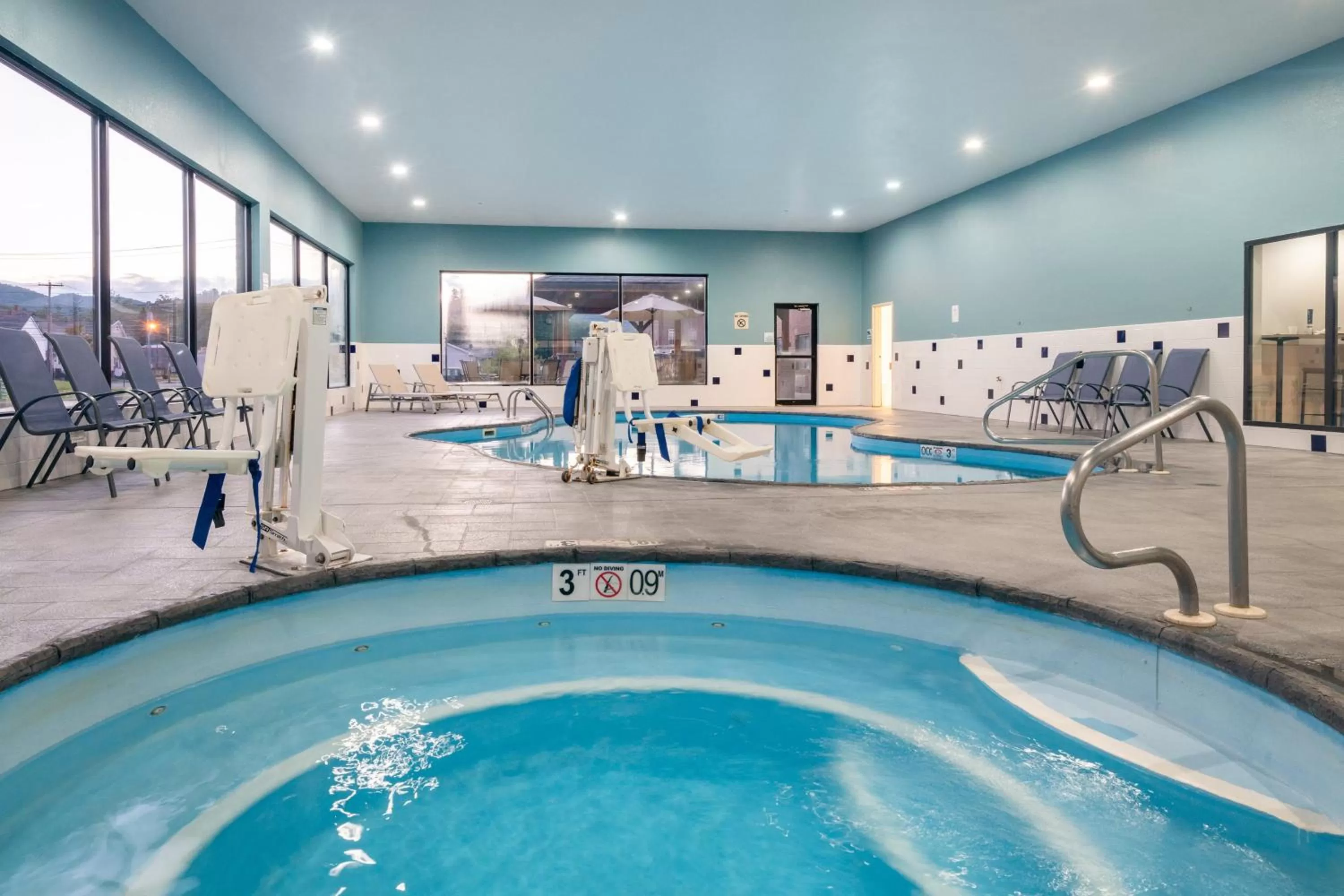Swimming pool in Holiday Inn Express Hotel & Suites Elkins by IHG