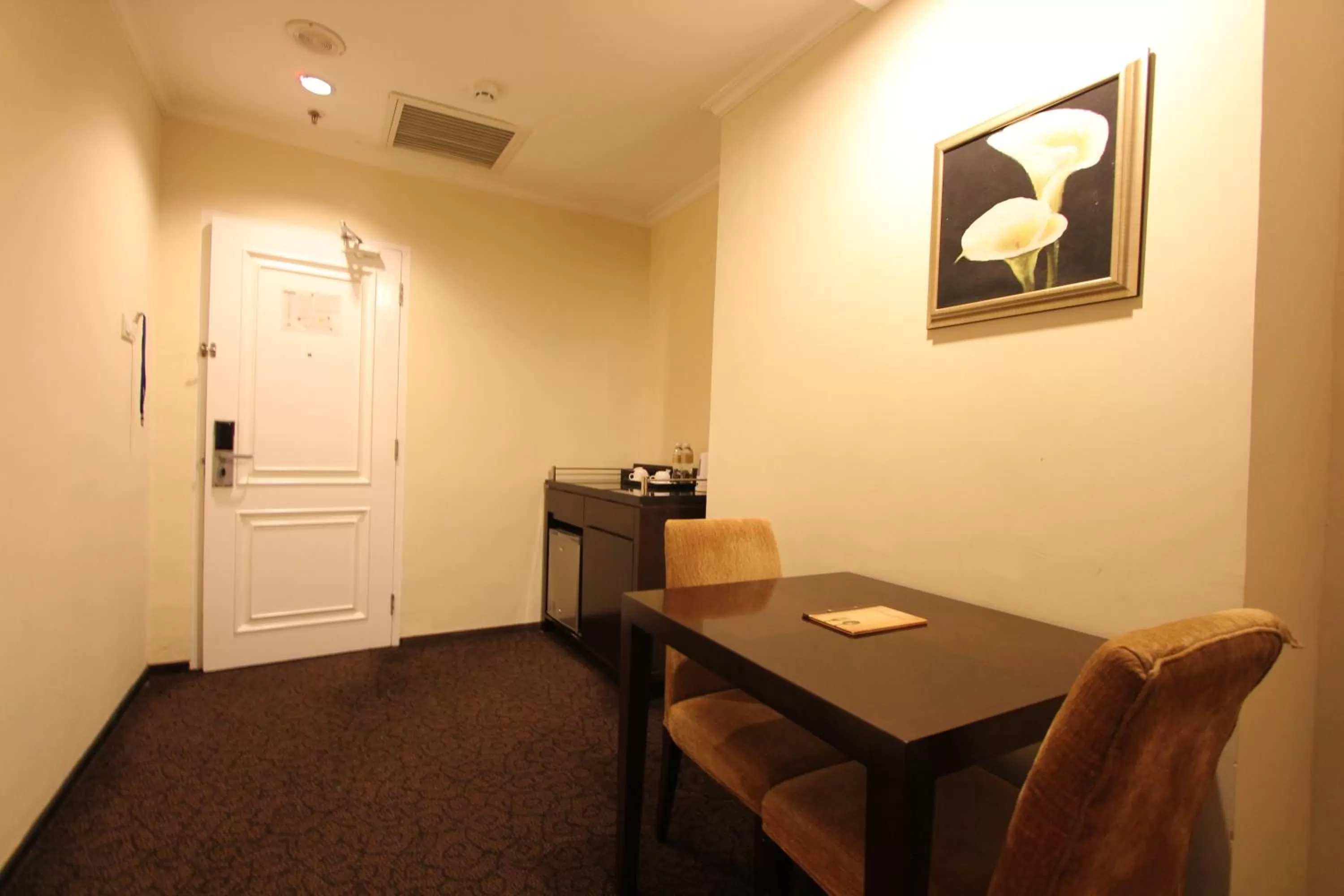 Dining area in Harmoni One Convention Hotel and Service Apartments