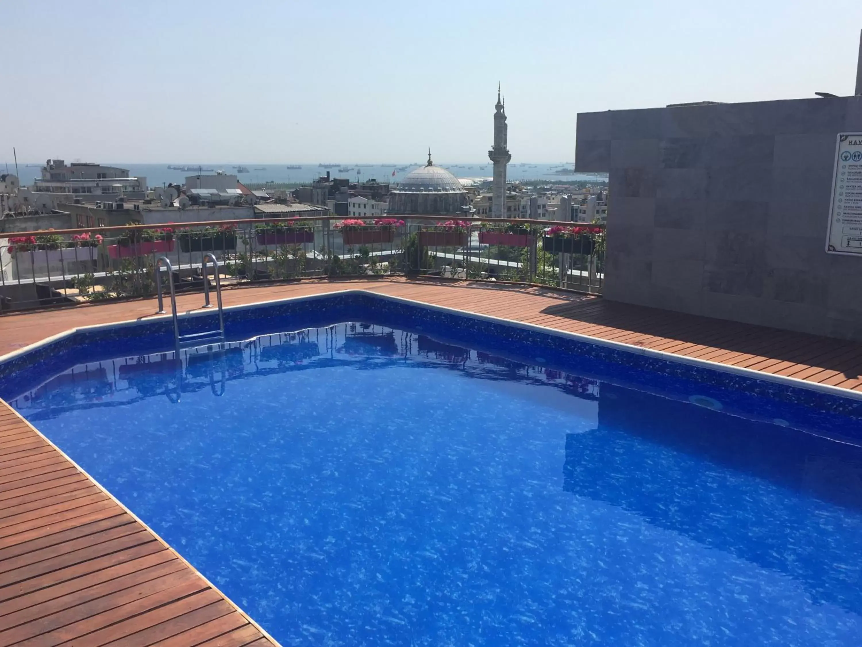 Balcony/Terrace, Swimming Pool in Laleli Gonen Hotel