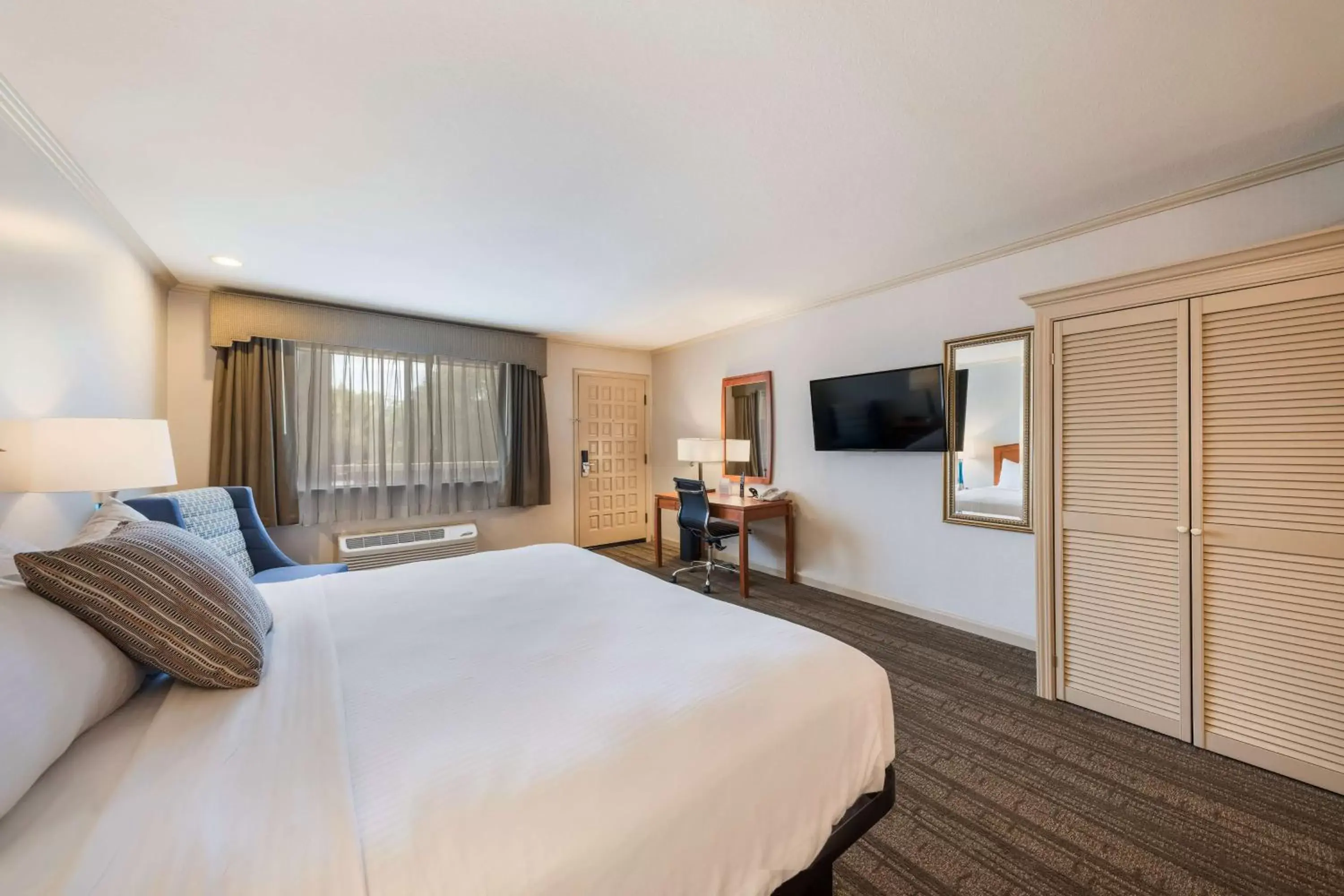 Bedroom, Bed in SureStay Plus Hotel by Best Western Mountain View