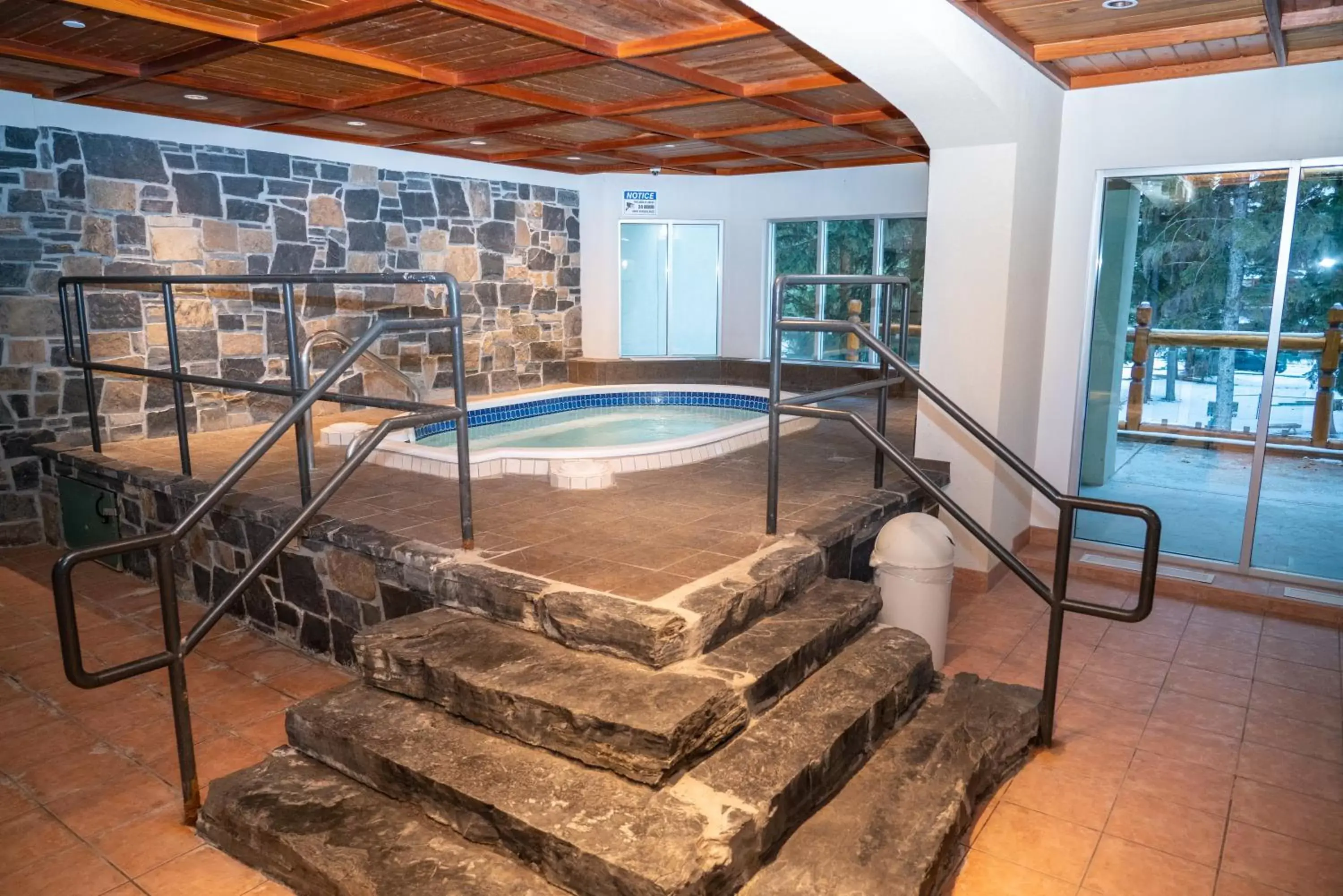 Hot Tub, Swimming Pool in The Rundlestone Lodge
