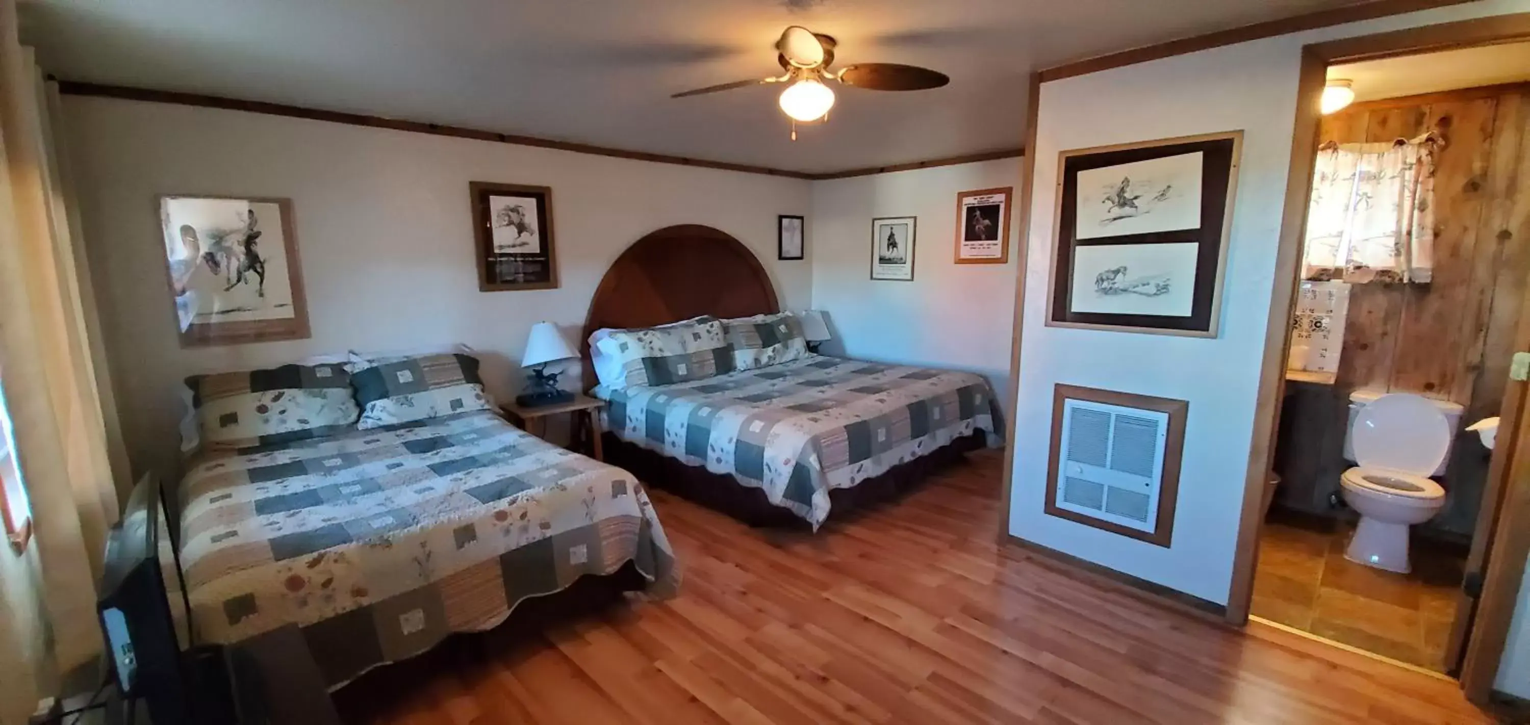 Photo of the whole room, Bed in Hikers Cimarron Inn & RV Park