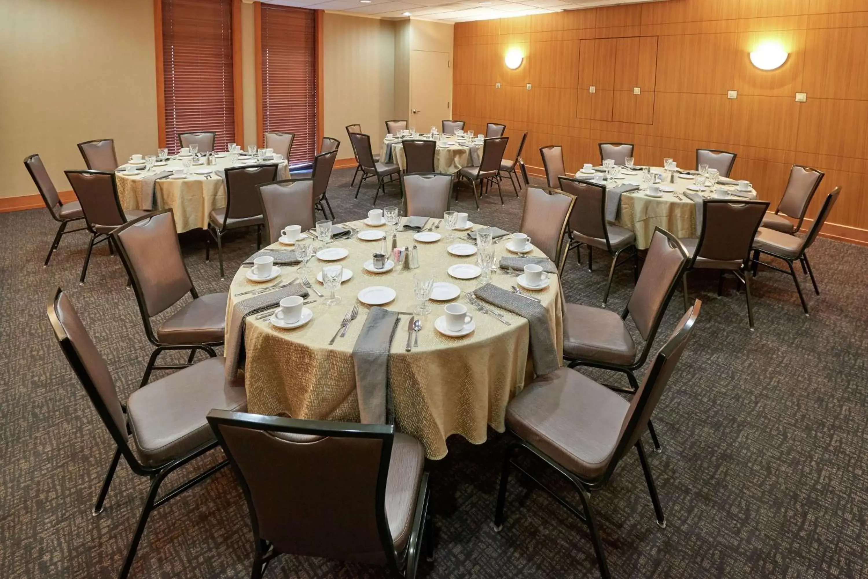 Meeting/conference room, Restaurant/Places to Eat in Hilton Akron/Fairlawn