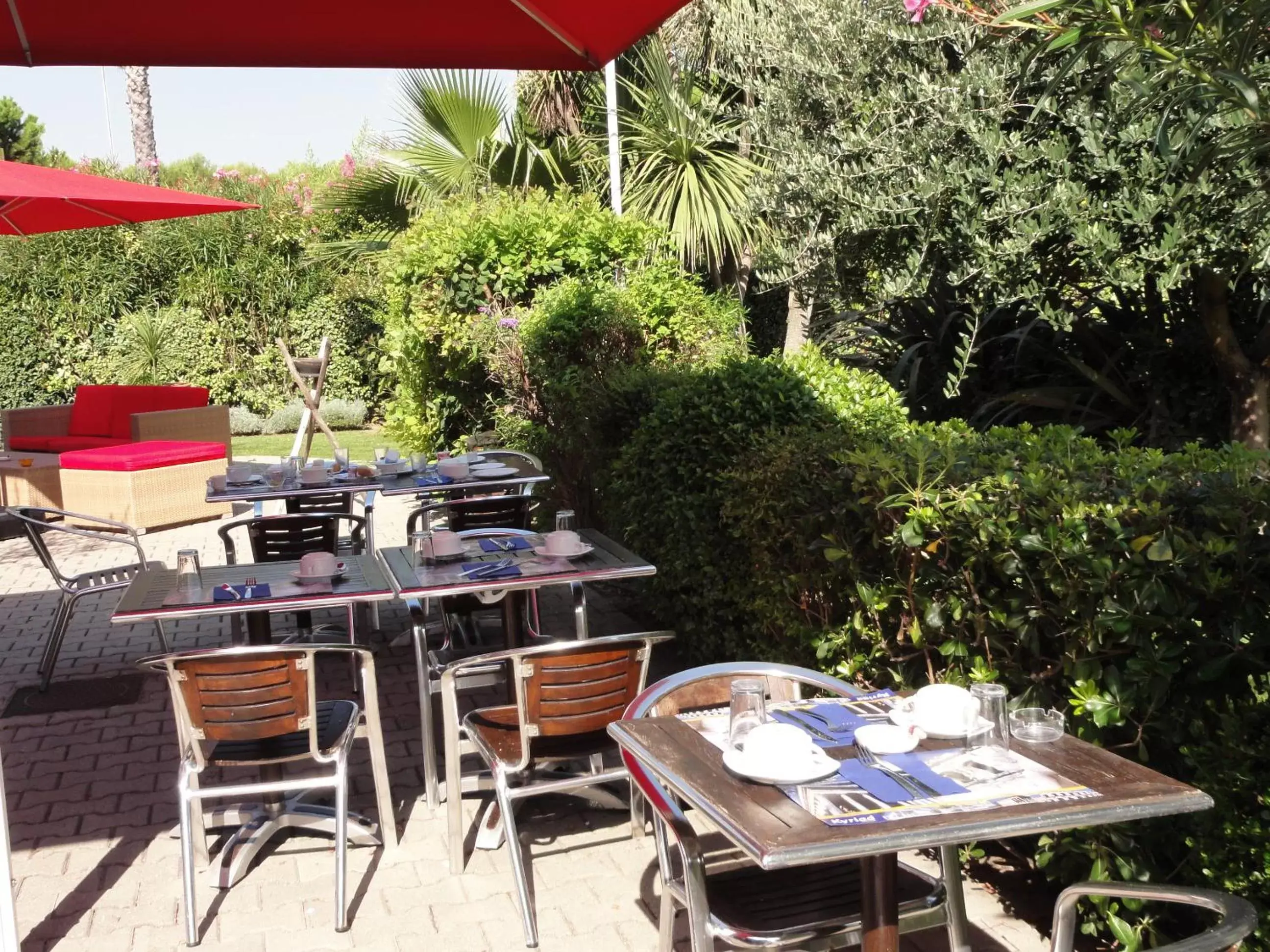 Restaurant/Places to Eat in Kyriad Nîmes Ouest A9