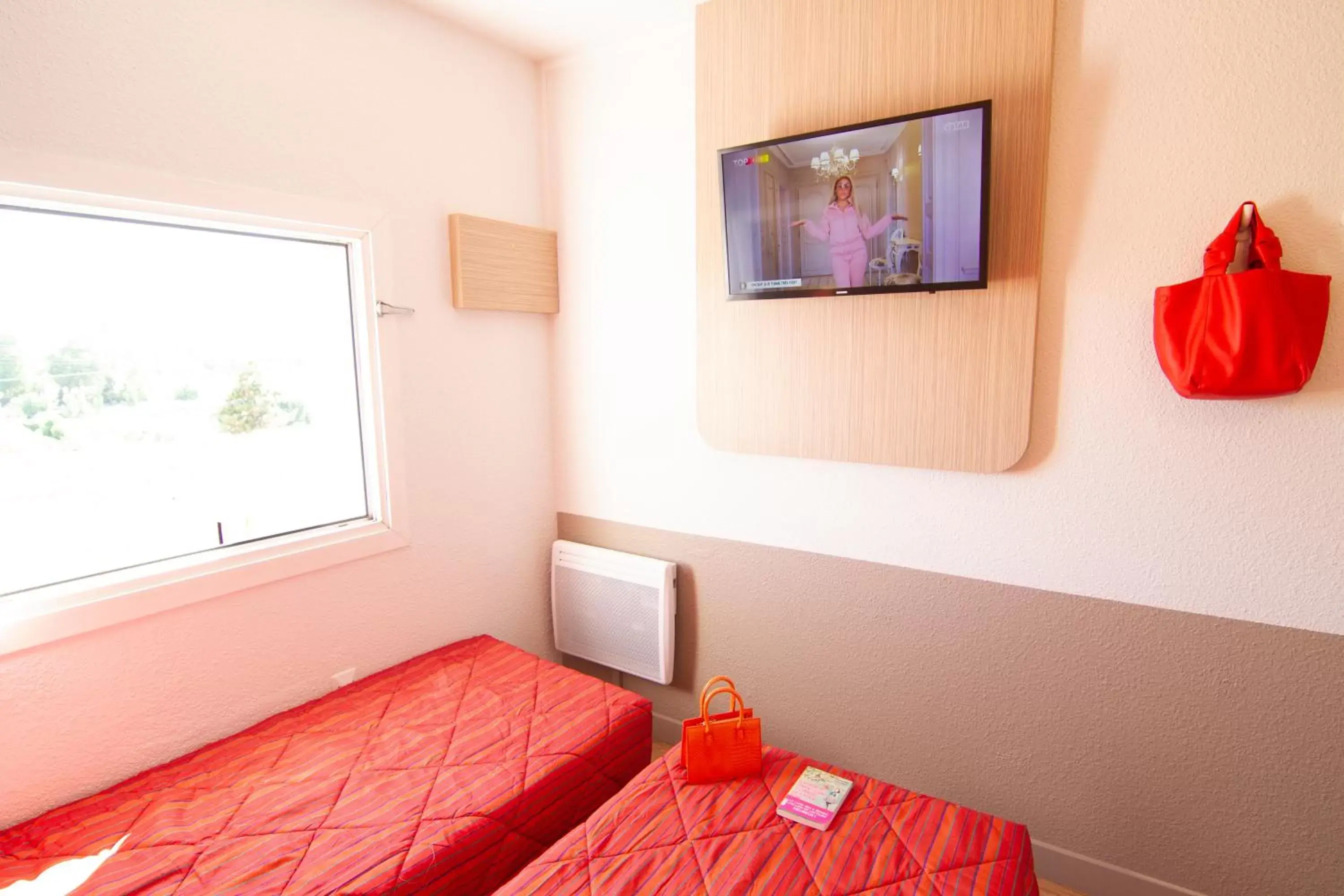 TV and multimedia, Bed in Premiere Classe Arras - Tilloy Les Mofflaine