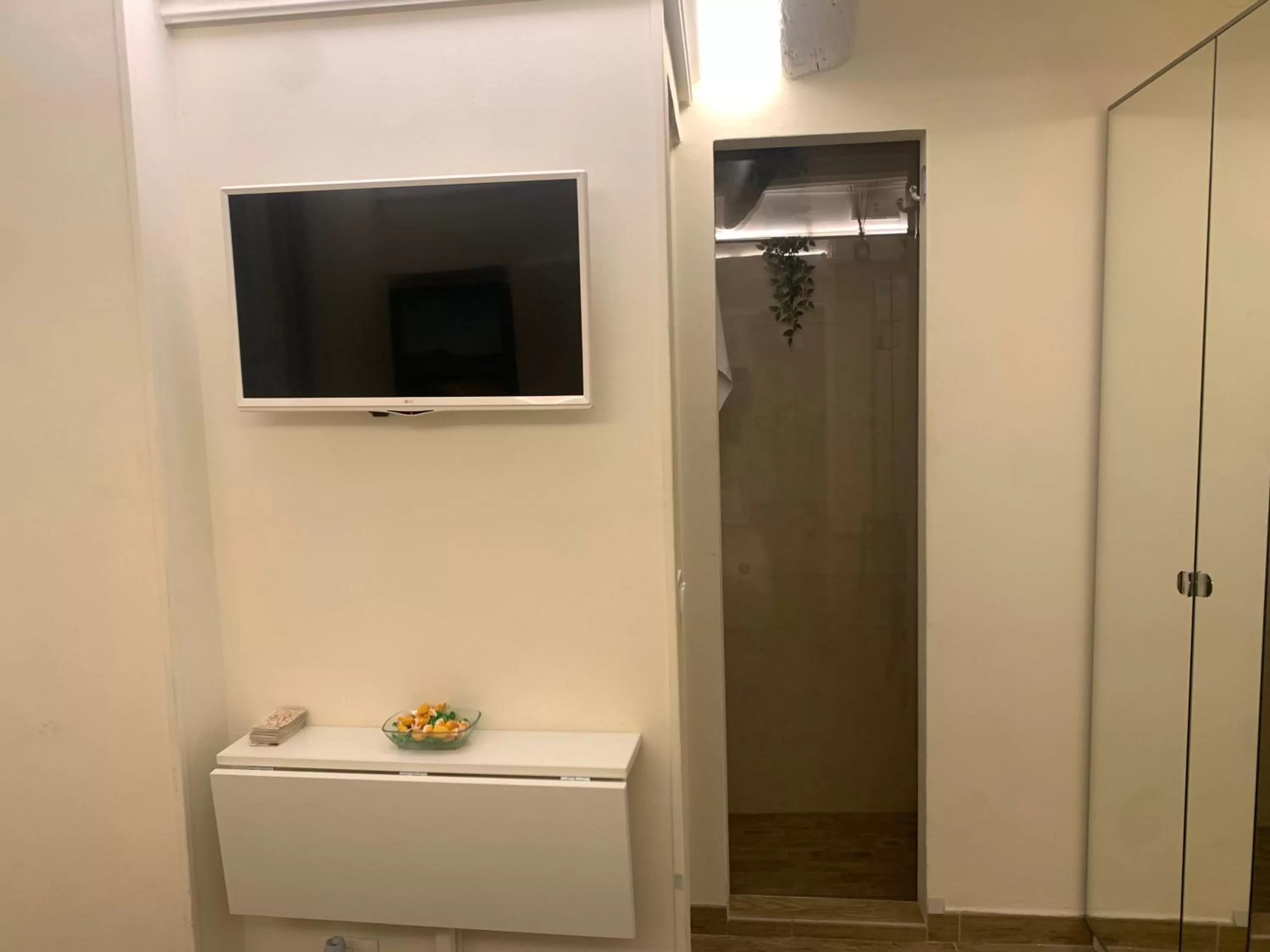 wardrobe, TV/Entertainment Center in GB apartments