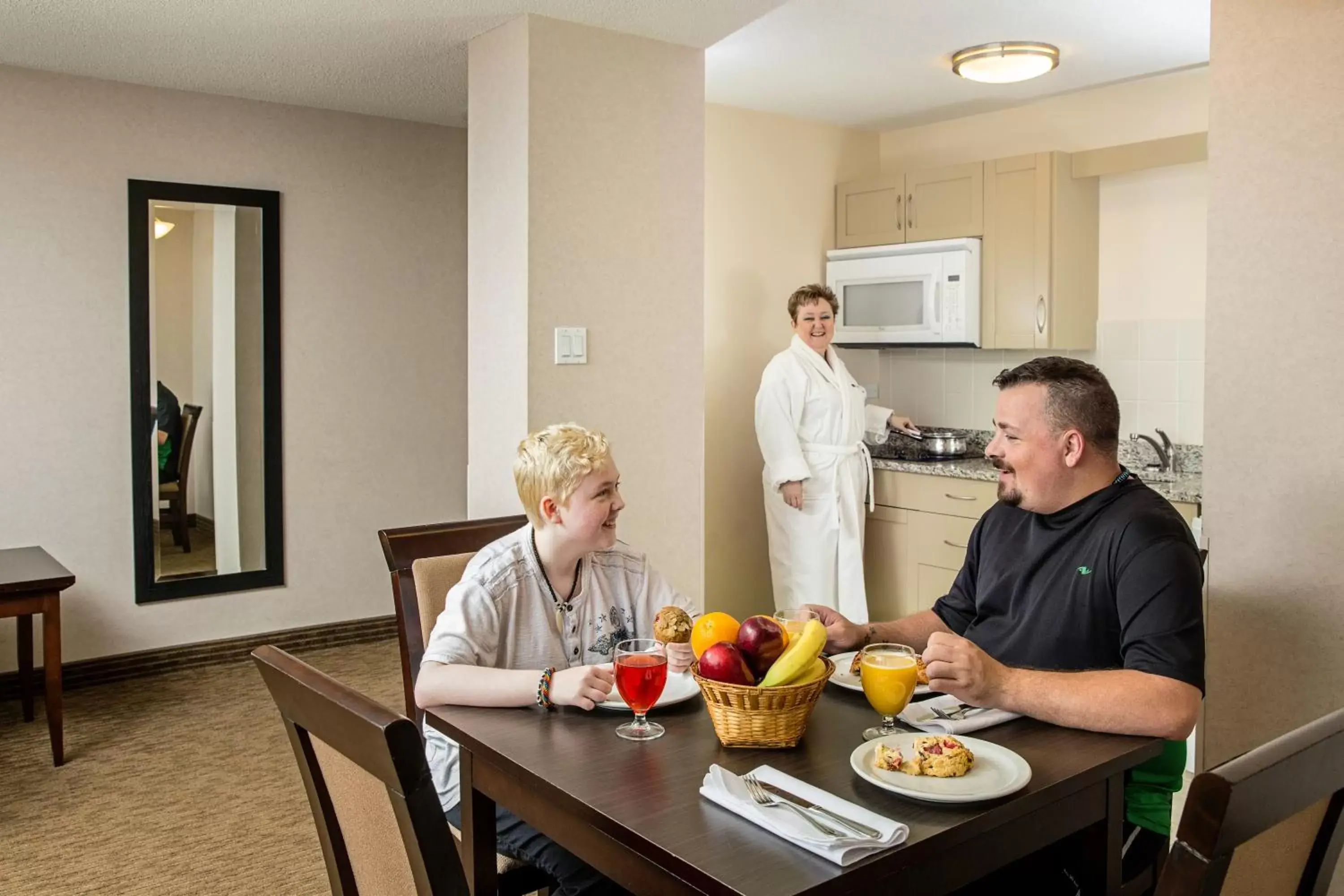 Dining area in Campus Tower Suite Hotel