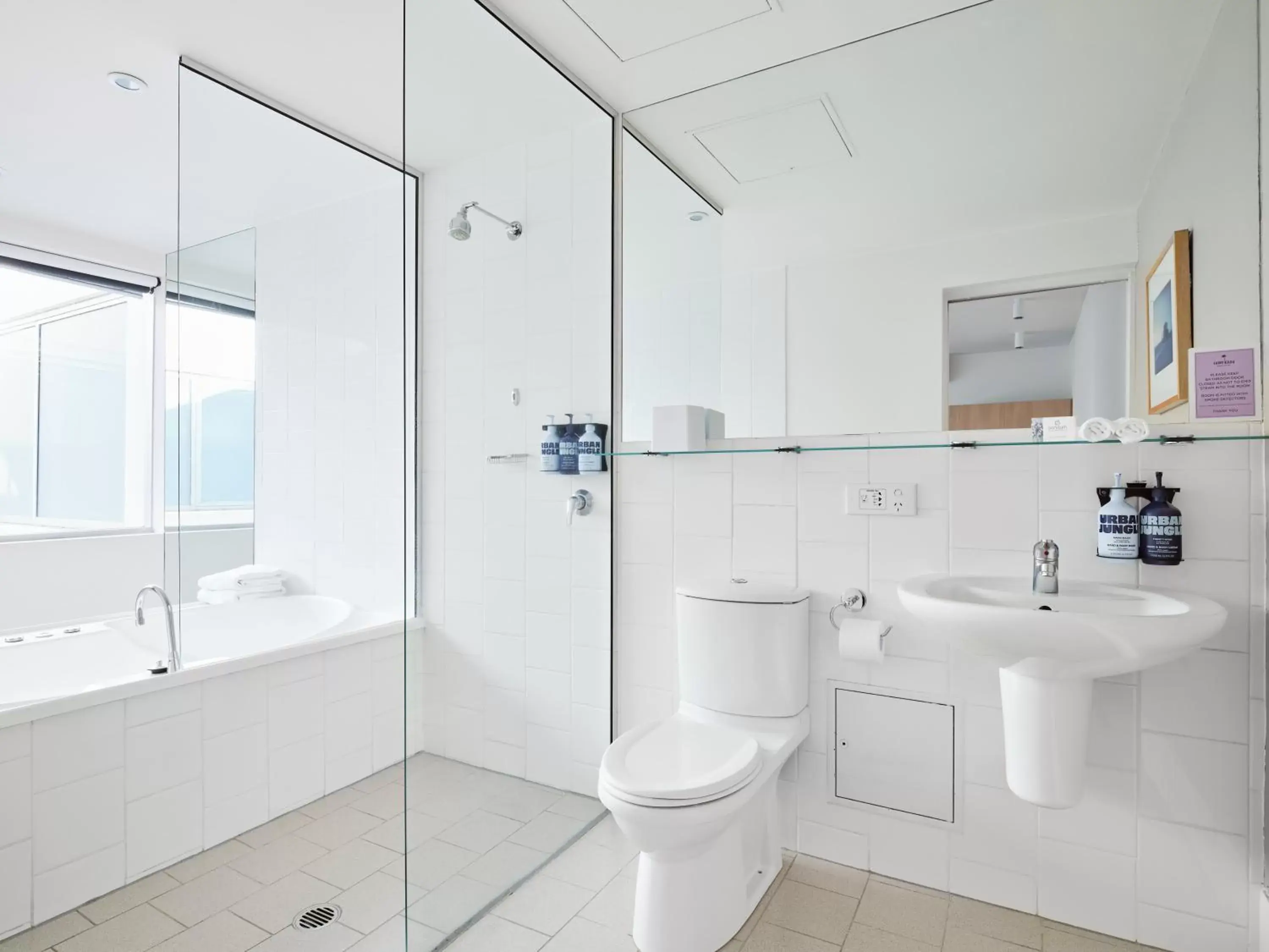 Bathroom in Saint Kilda Beach Hotel - formerly Rydges St Kilda