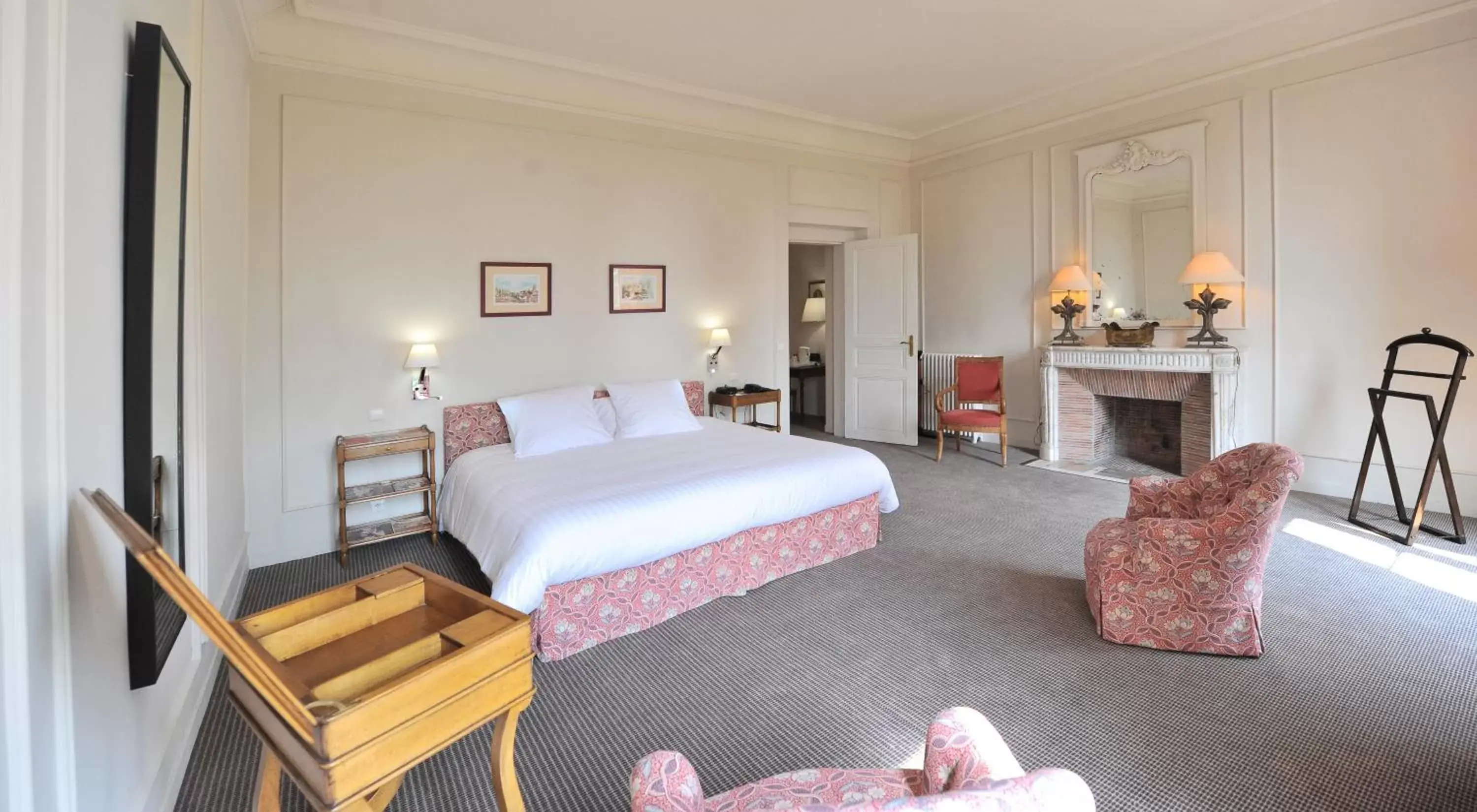 Photo of the whole room in Hôtel Villa Navarre - Les Collectionneurs