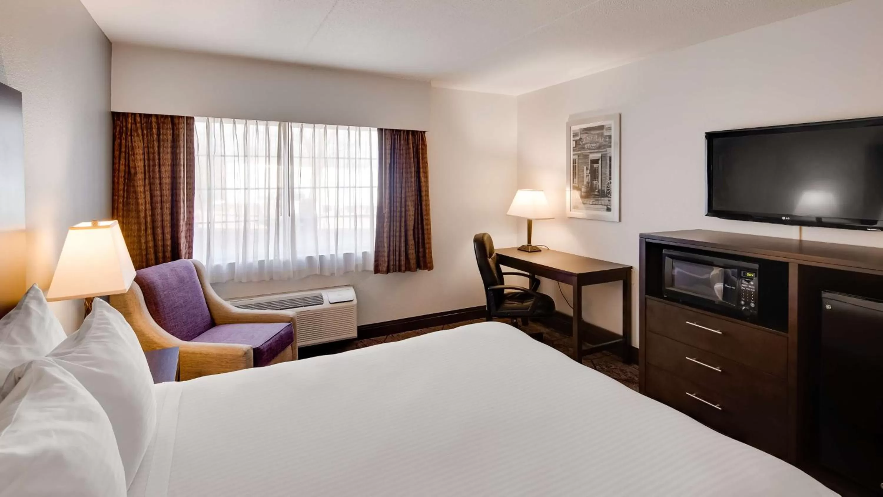 Queen Room with Roll-in Shower - Disability Access - Non-smoking in Best Western Plus Longbranch Hotel & Convention Center