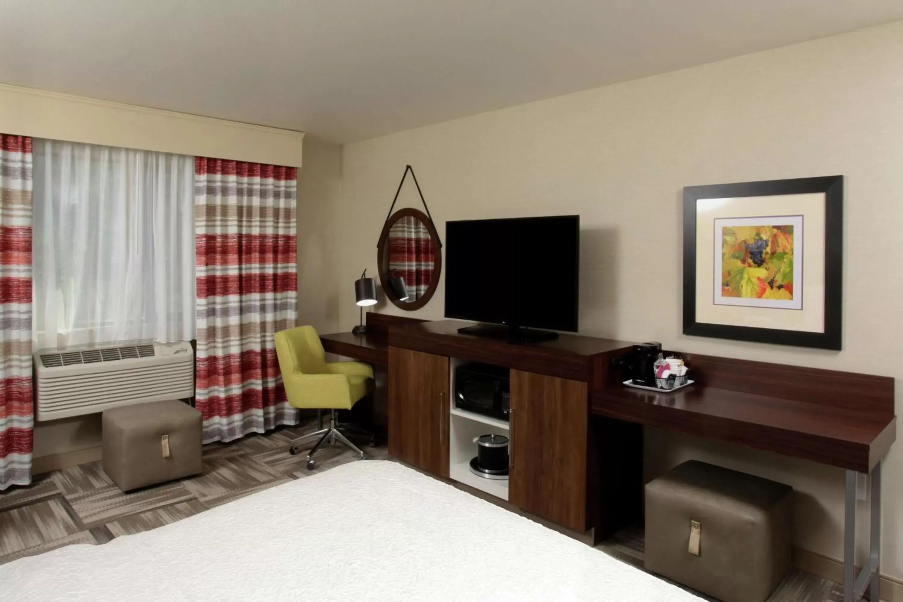 Bedroom, TV/Entertainment Center in Hampton Inn Richland-Tri Cities