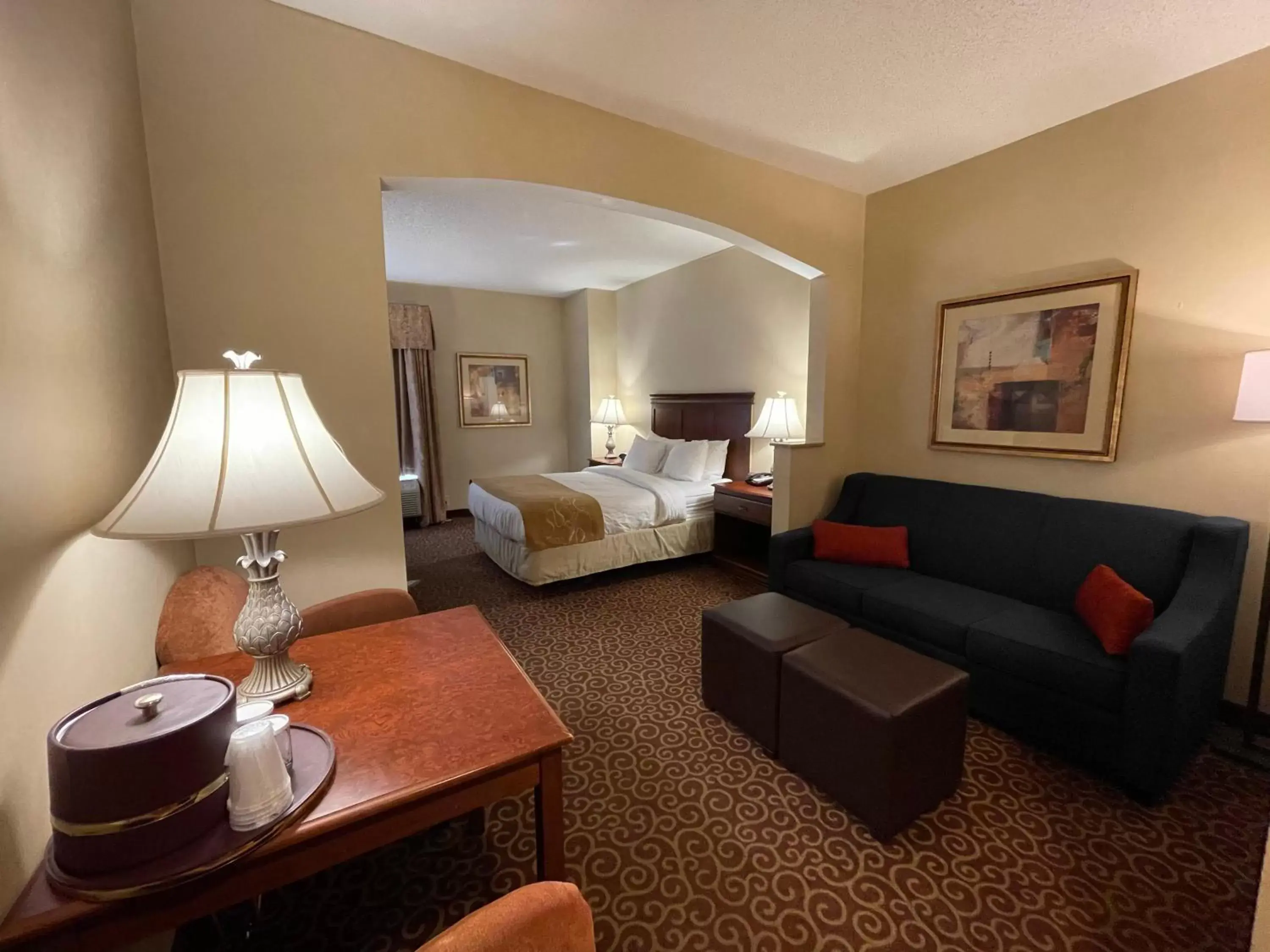 Bedroom, Seating Area in Comfort Suites East Brunswick - South River