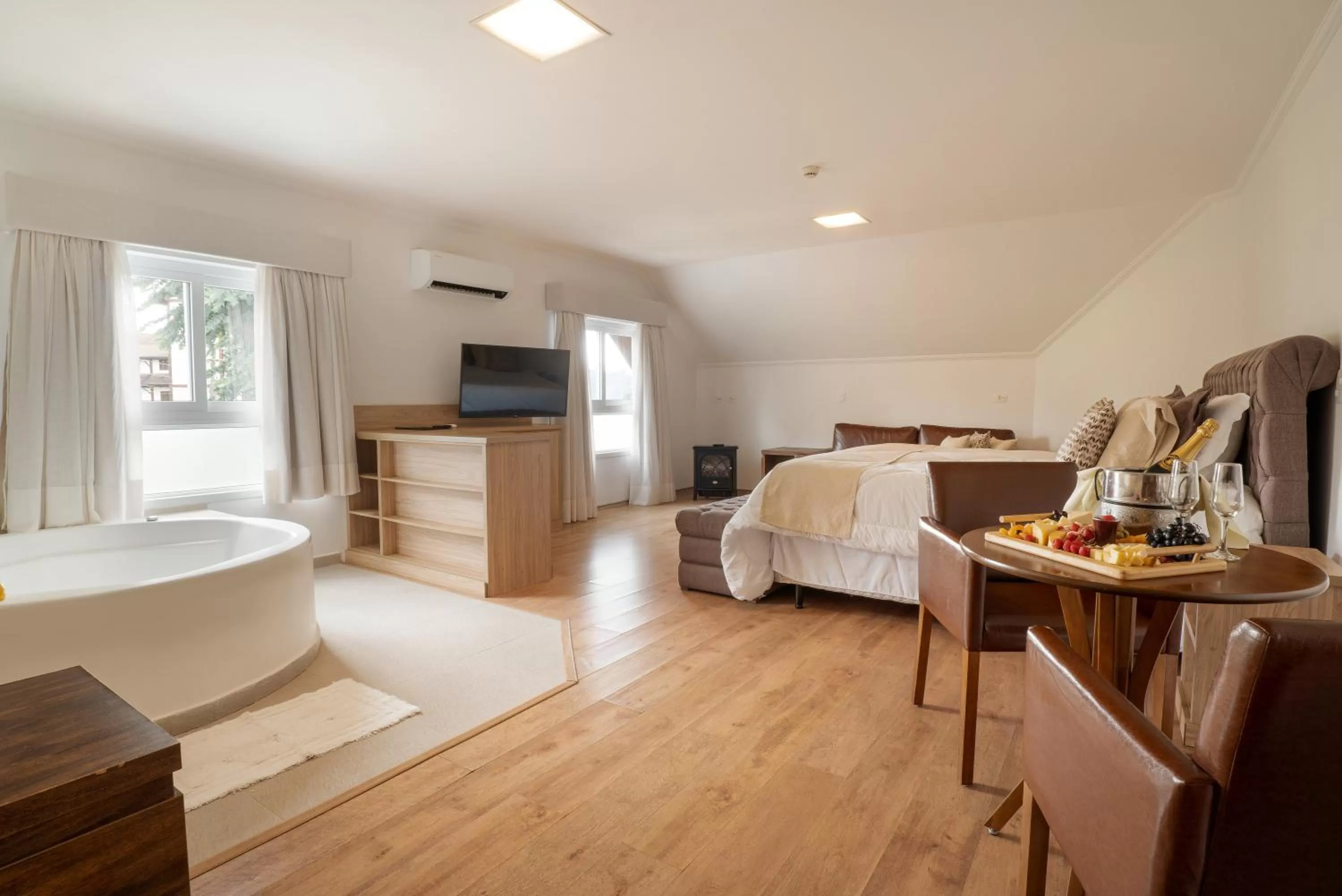 Hot Tub, Bed in Pousada Itália Moderna