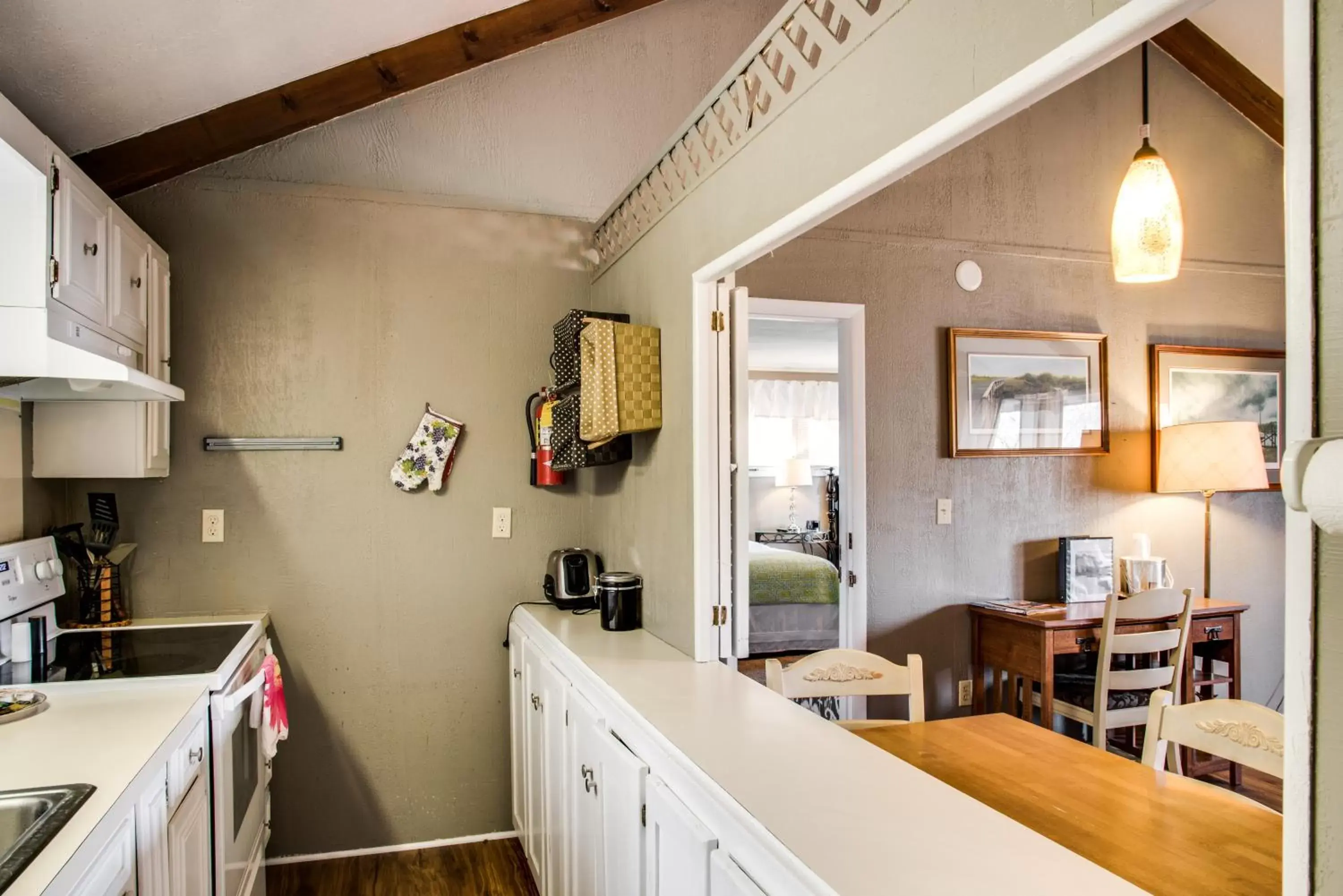 Dining area, Kitchen/Kitchenette in Cliff Dwellers Inn