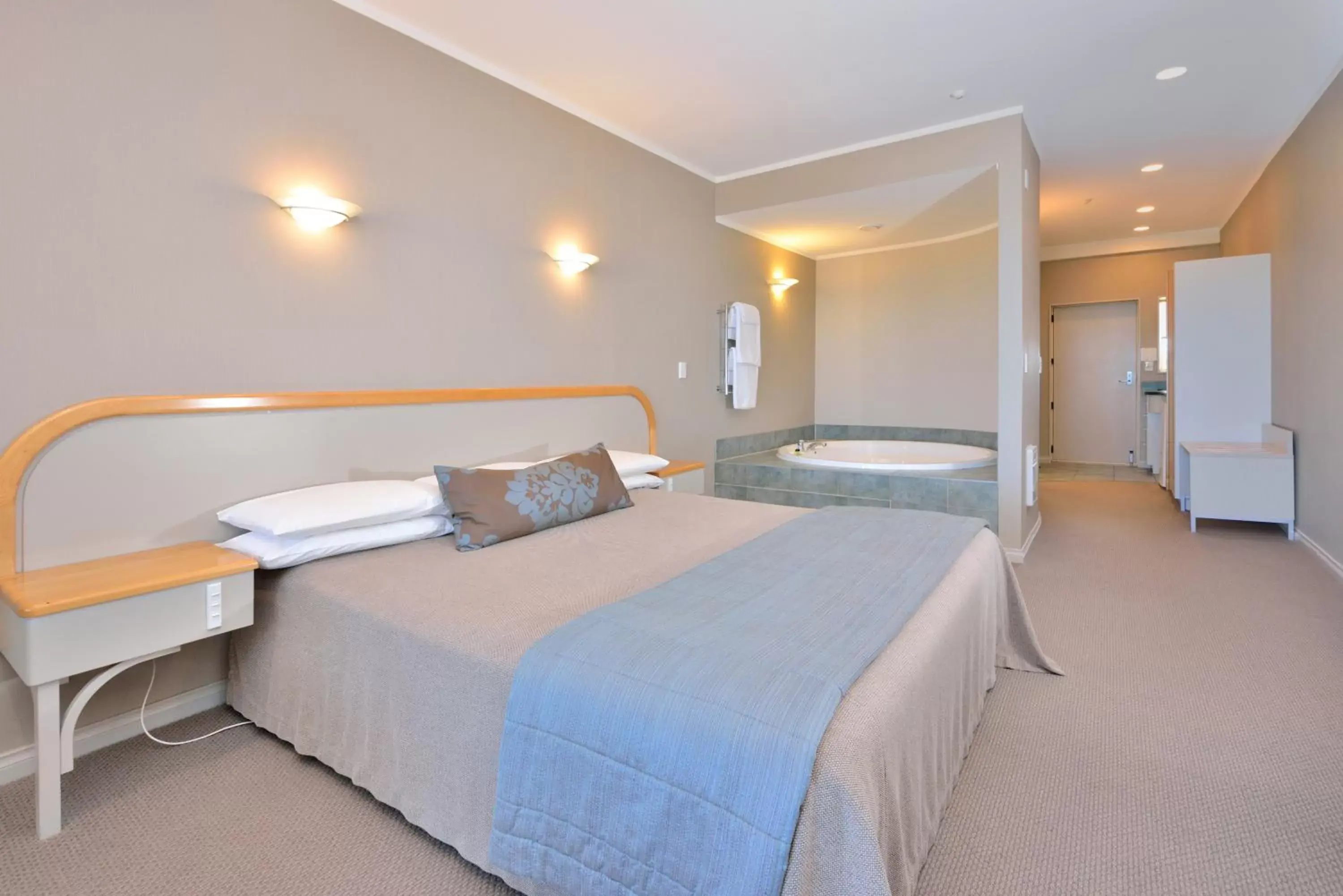 Bed in Shoreline Motel Bed in Shoreline Motel