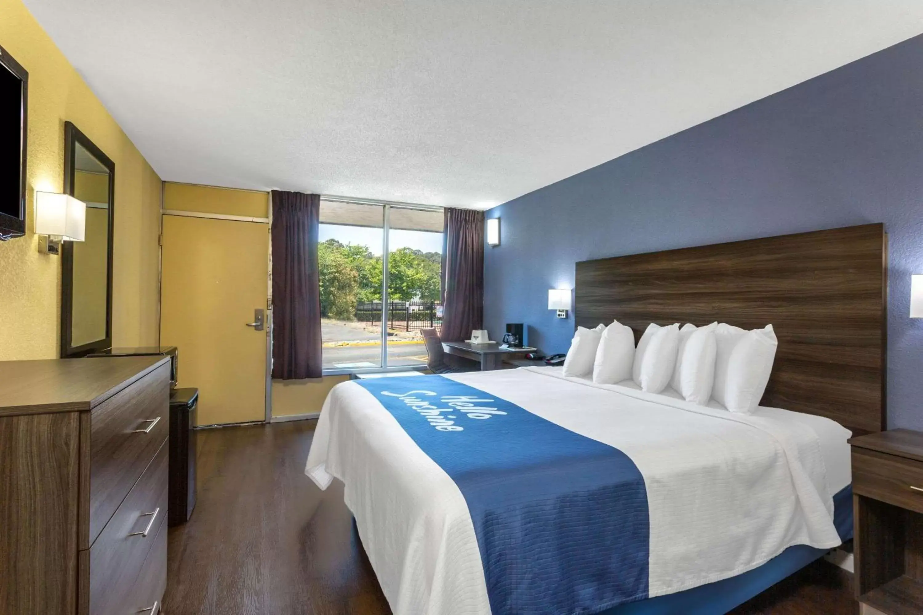 Photo of the whole room, Bed in Days Inn by Wyndham Hampton Near Coliseum Convention Center