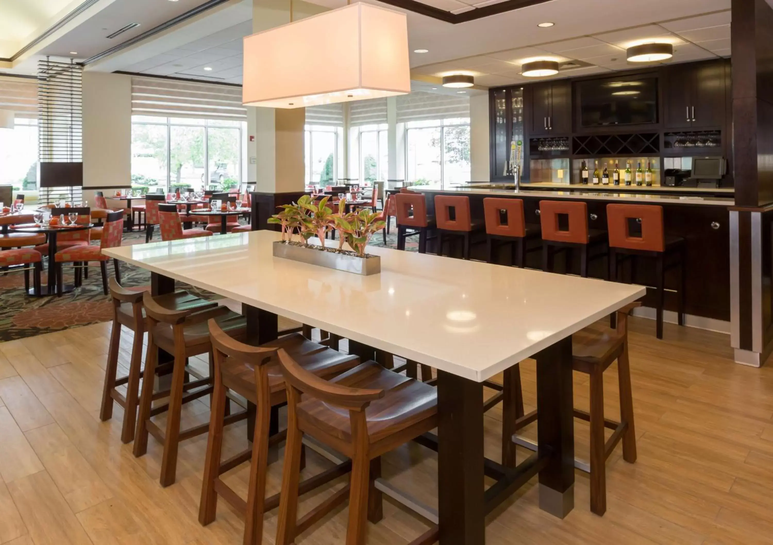 Lounge or bar, Restaurant/Places to Eat in Hilton Garden Inn Buffalo Airport