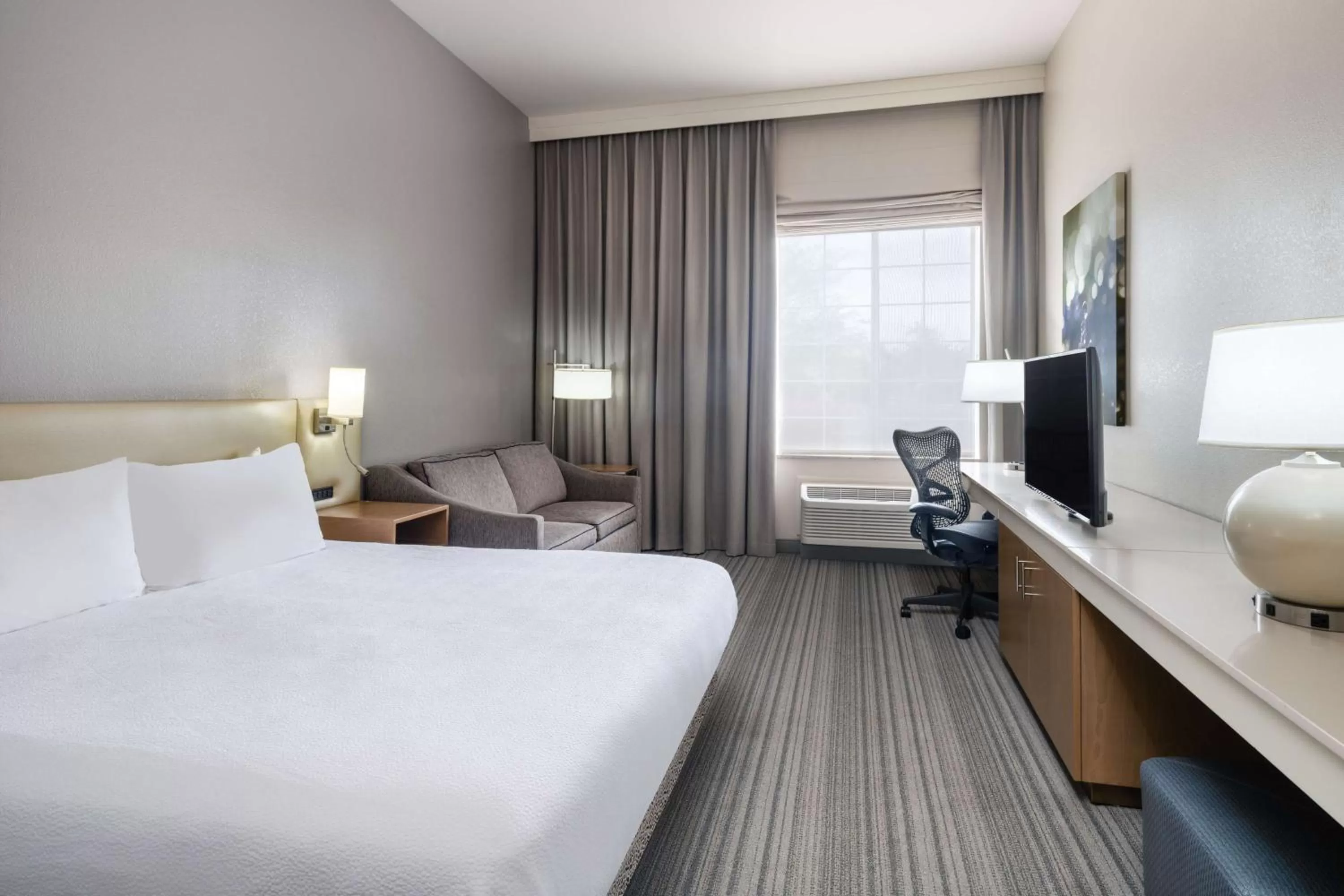 Bedroom, Bed in Hilton Garden Inn Bakersfield