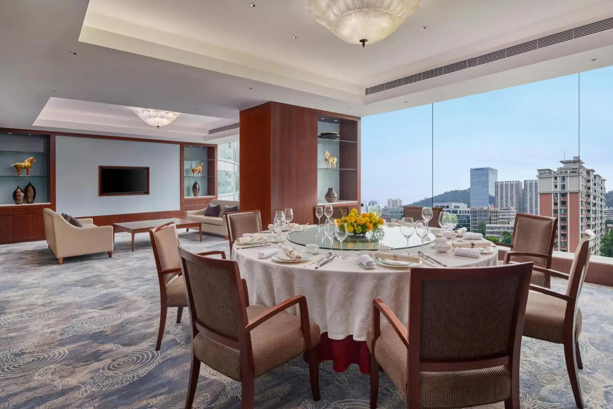 Restaurant/places to eat, Dining Area in Crowne Plaza Zhuhai City Center, an IHG Hotel