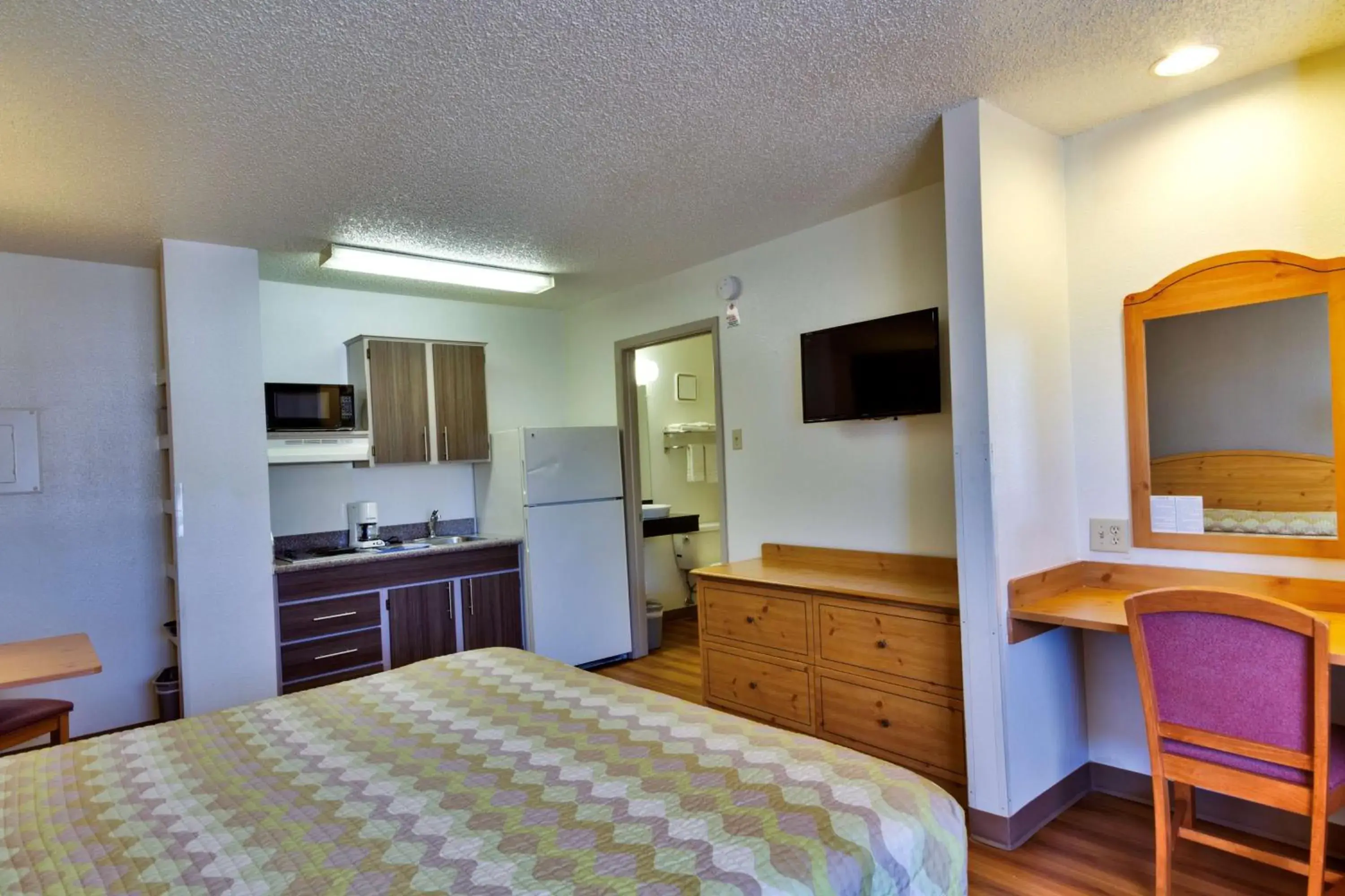 TV and multimedia, Bed in Studio 6-Dallas, TX - Garland - Northeast TV and multimedia, Bed in Studio 6-Dallas, TX - Garland - Northeast
