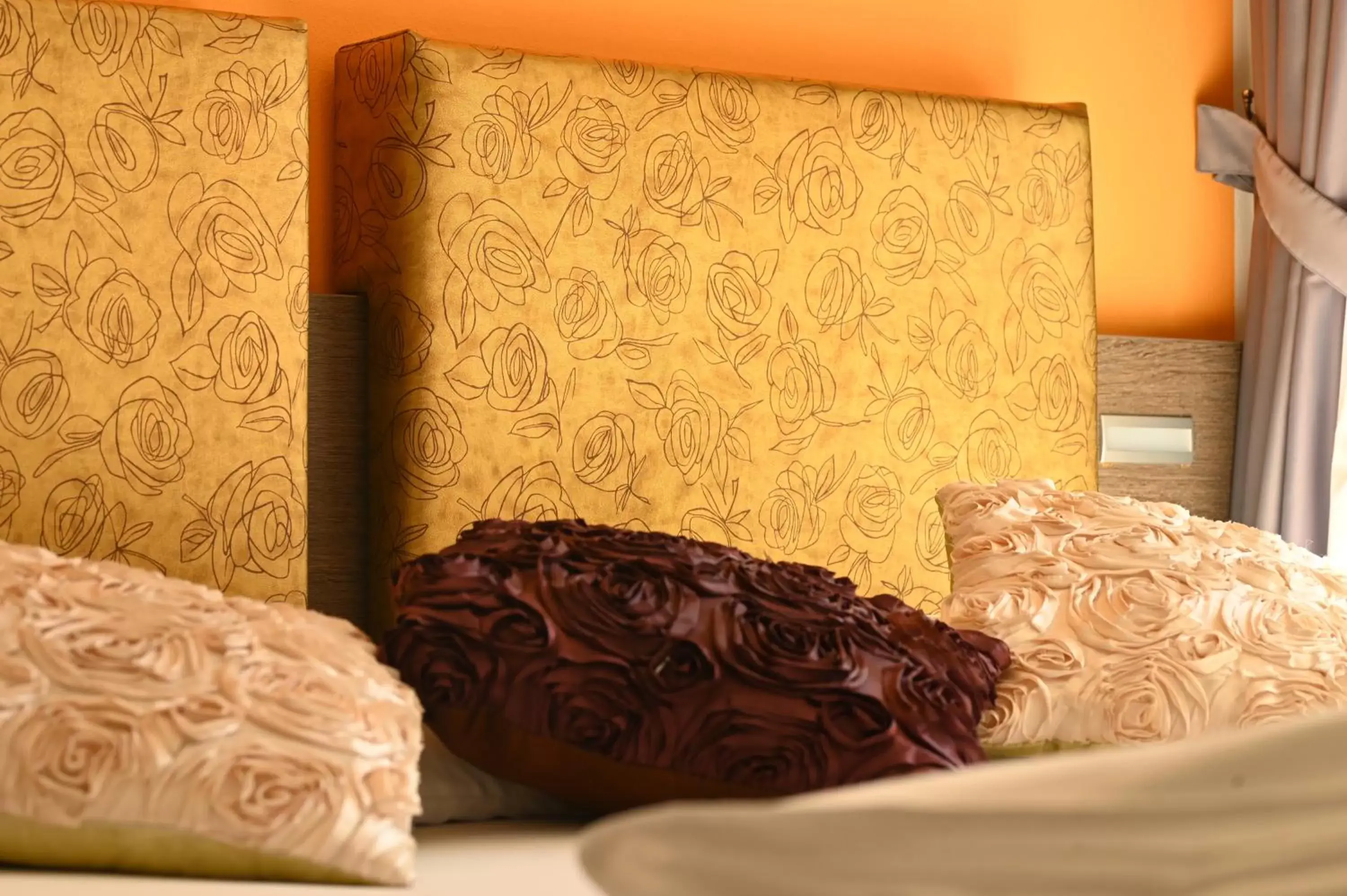 Decorative detail, Bed in Gardesana Active Apartments
