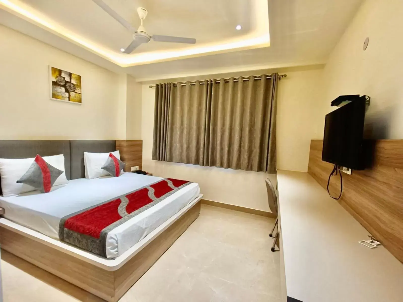 TV and multimedia, Bed in Hotel Tripple Tree - Karol Bagh TV and multimedia, Bed in Hotel Tripple Tree - Karol Bagh