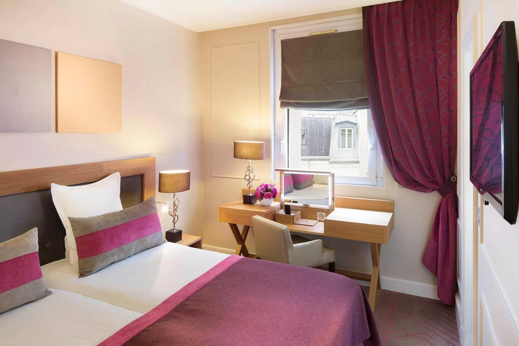 Bed in Hôtel Galileo Champs Elysées