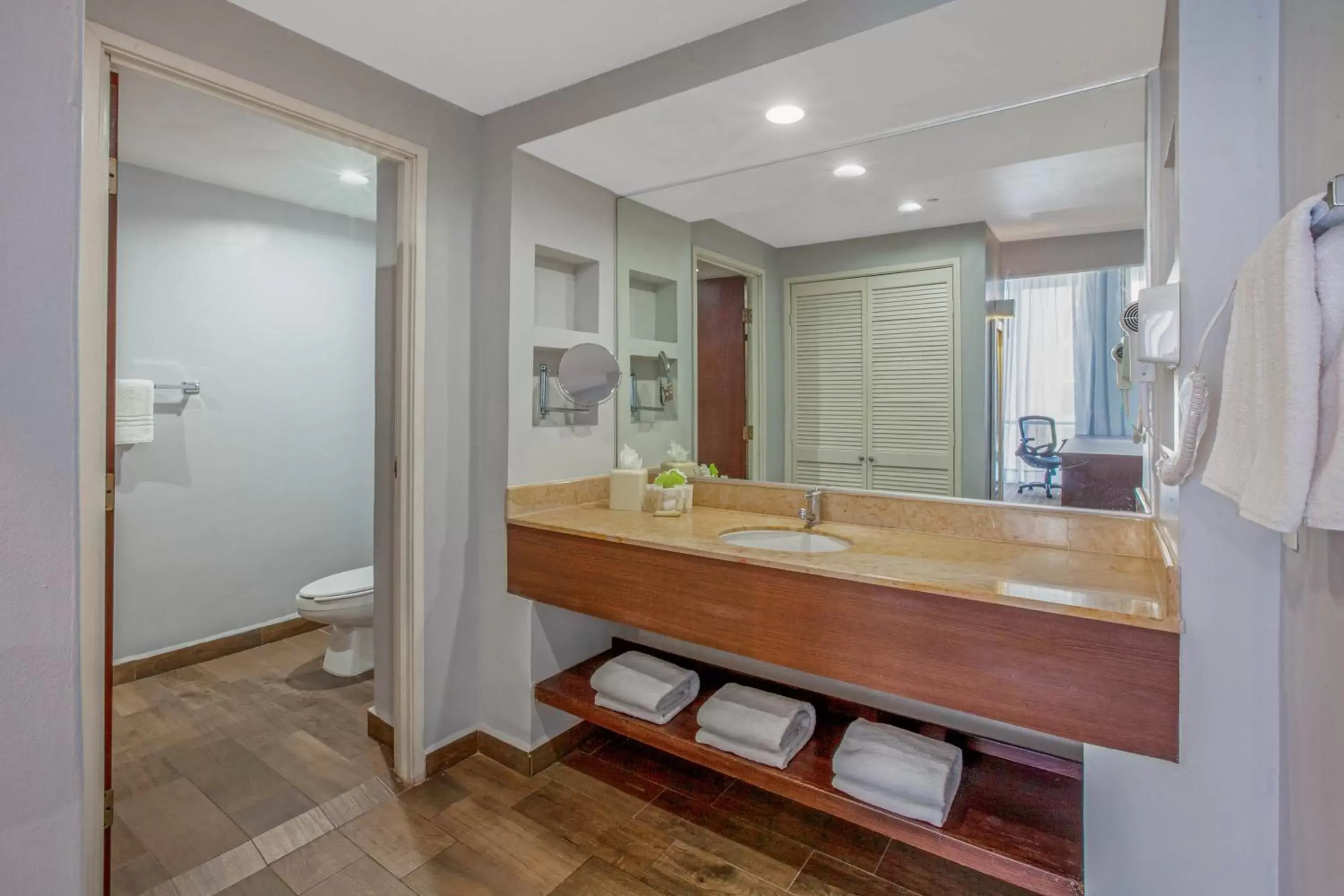 Executive King Room with City View - single occupancy - Non-Smoking in CHN Hotel Monterrey Centro, Trademark Collection by Wyndham Executive King Room with City View - single occupancy - Non-Smoking in CHN Hotel Monterrey Centro, Trademark Collection by Wyndham