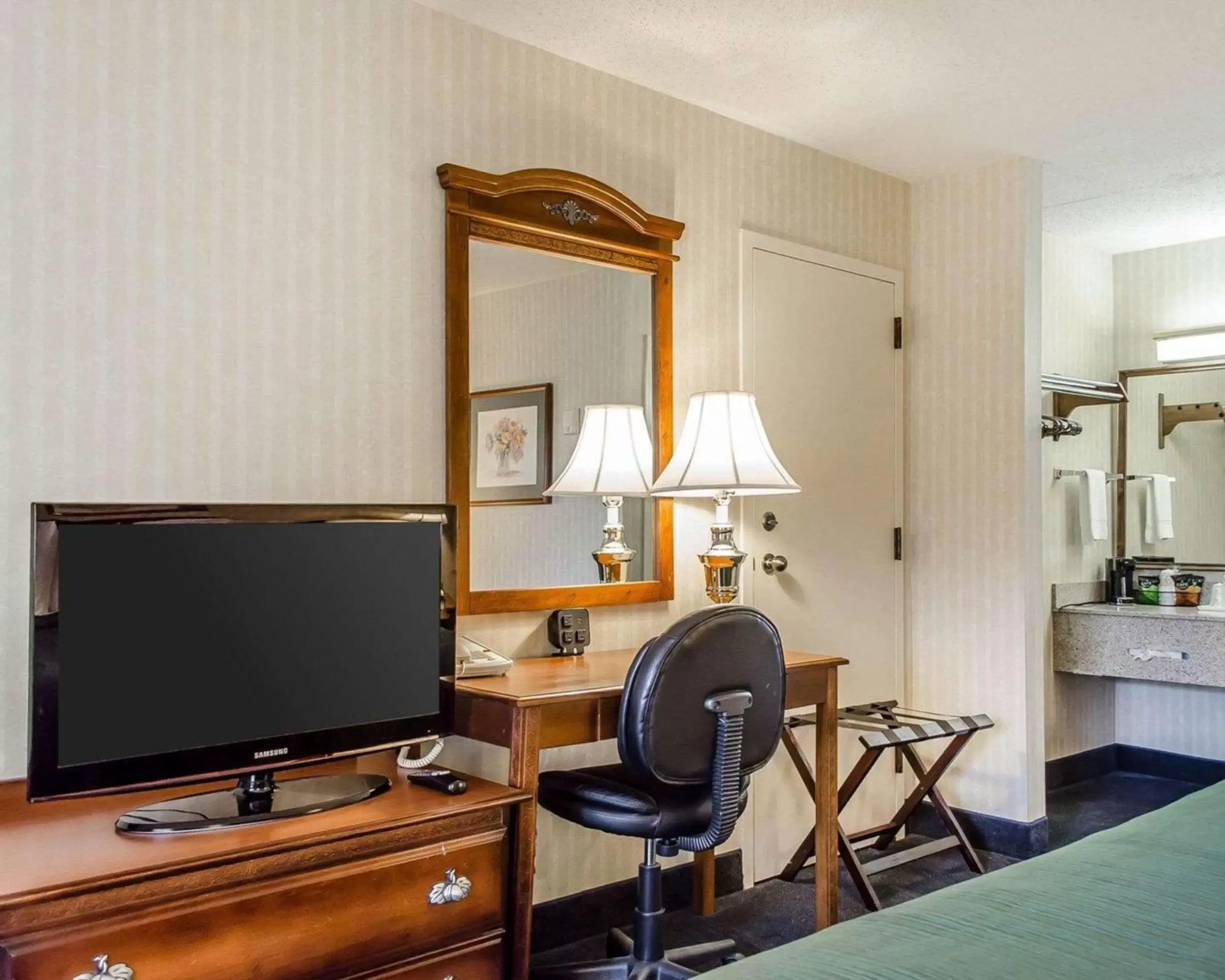 Photo of the whole room, TV/Entertainment Center in Quality Inn Gettysburg Battlefield