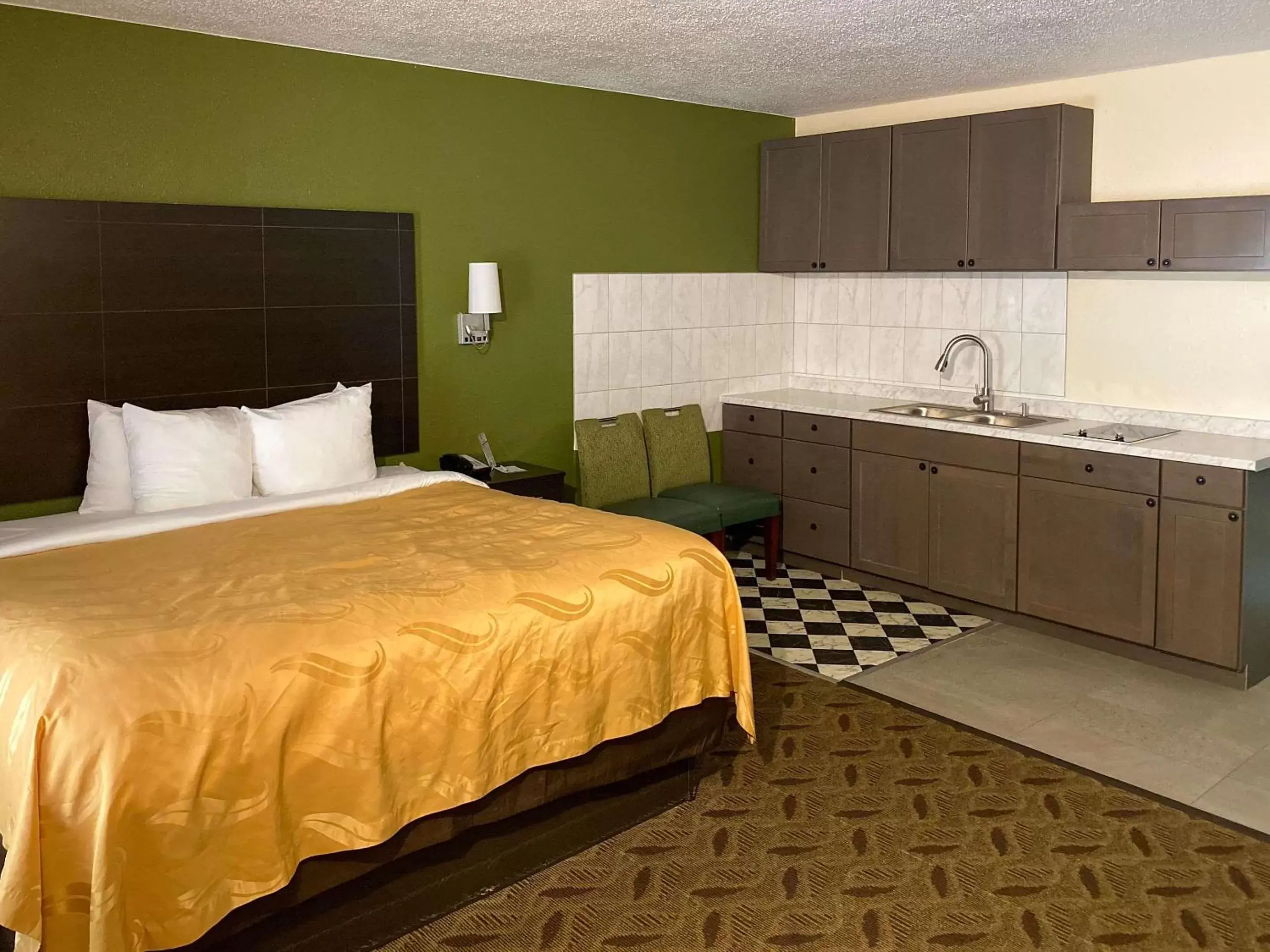 Photo of the whole room, Kitchen/Kitchenette in Quality Inn Tanglewood