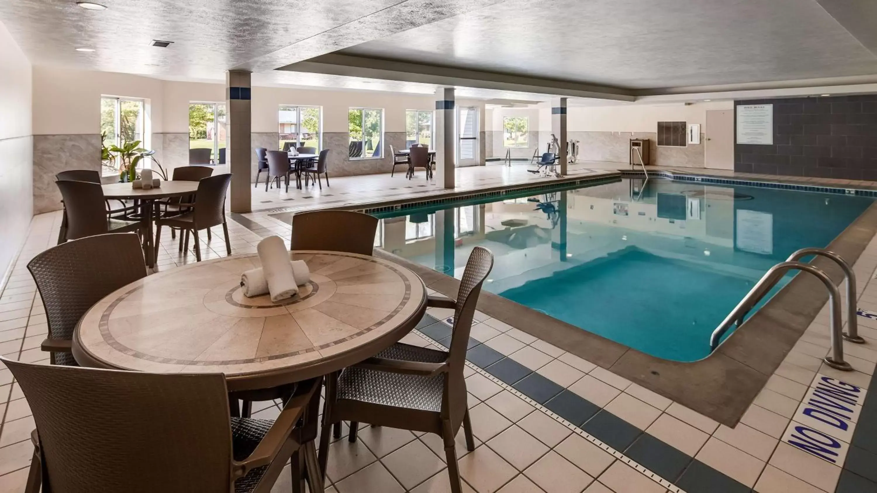 Activities, Swimming Pool in Best Western Beacon Inn